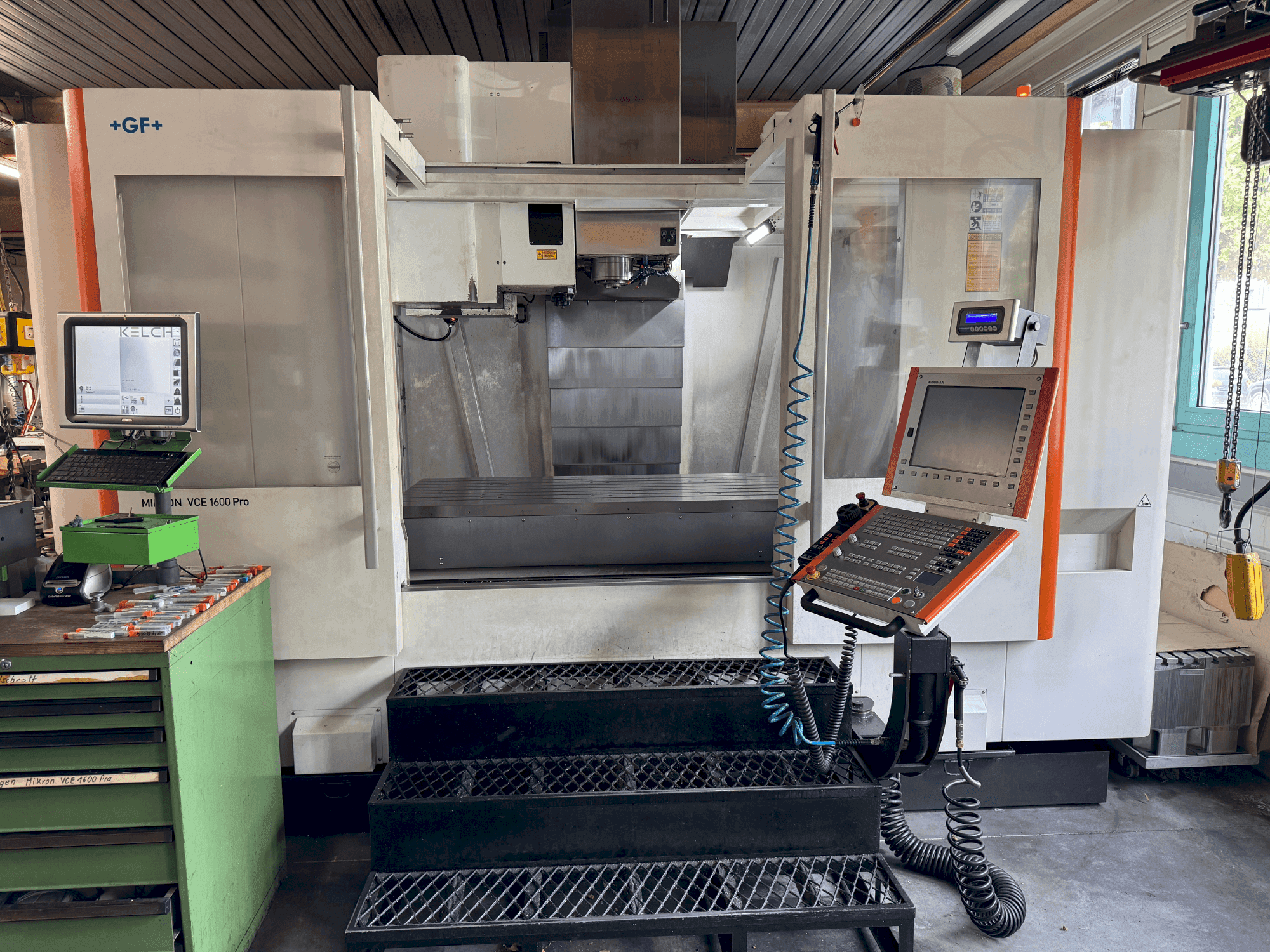 A MIKRON VCE 1600 PRO gép elölnézete