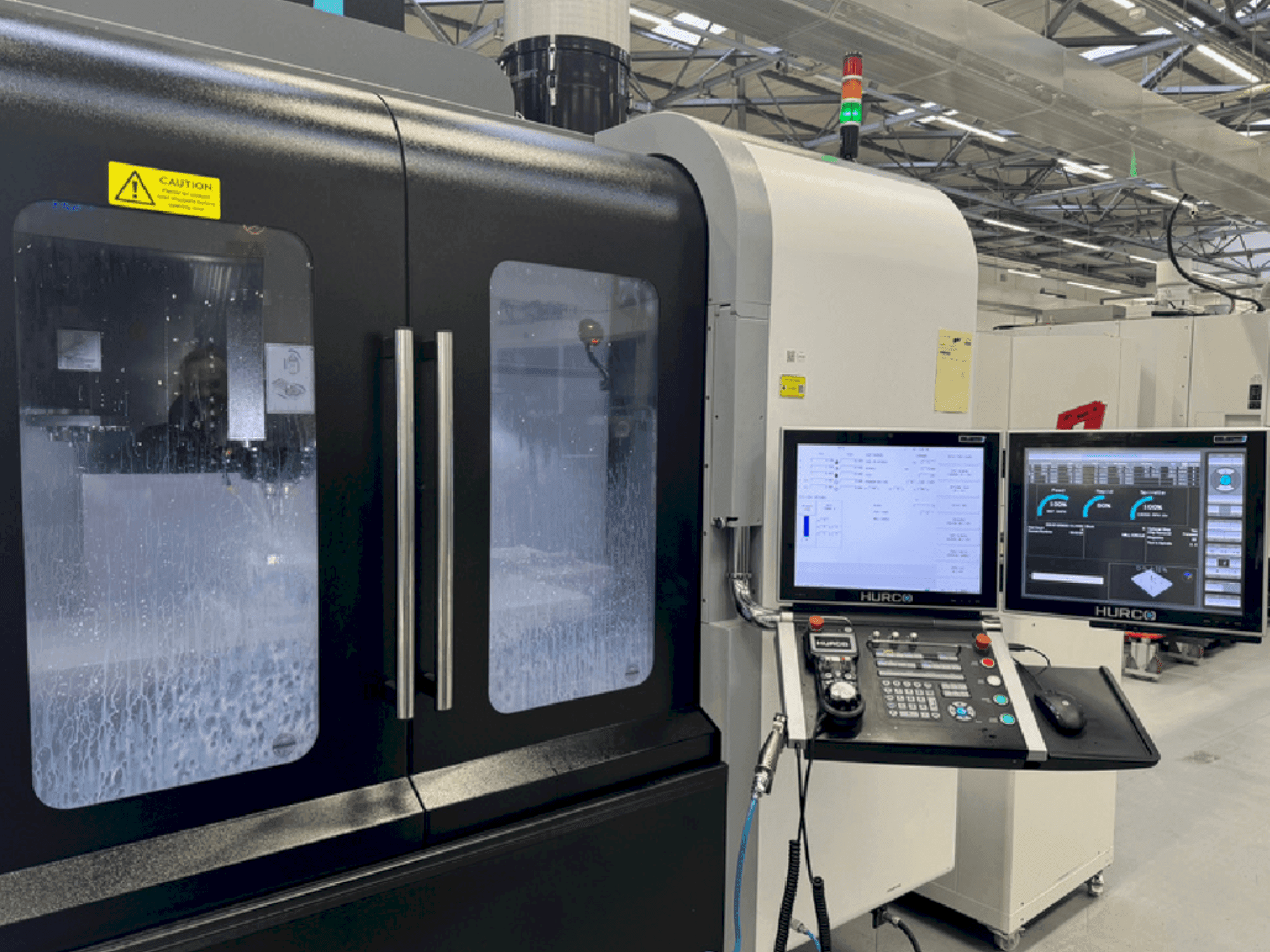 A Hurco VMX42HSRTi gép elölnézete