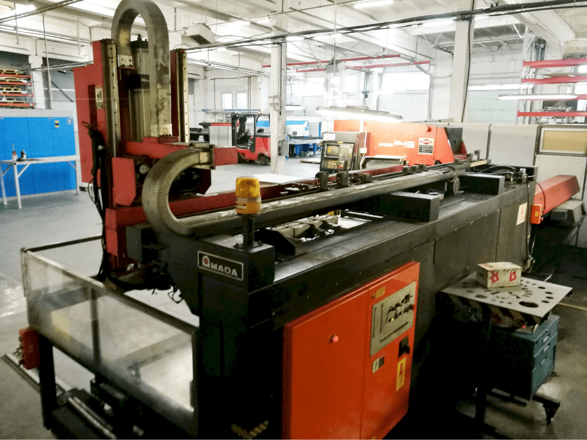 A AMADA ARIES 245 gép oldalnézete