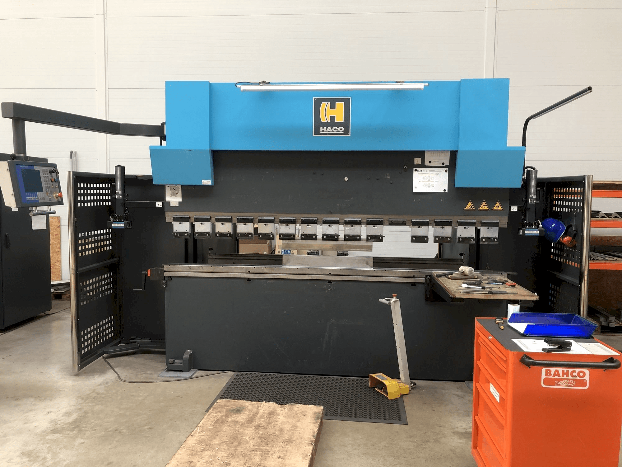 A HACO ERMS30250 gép elölnézete