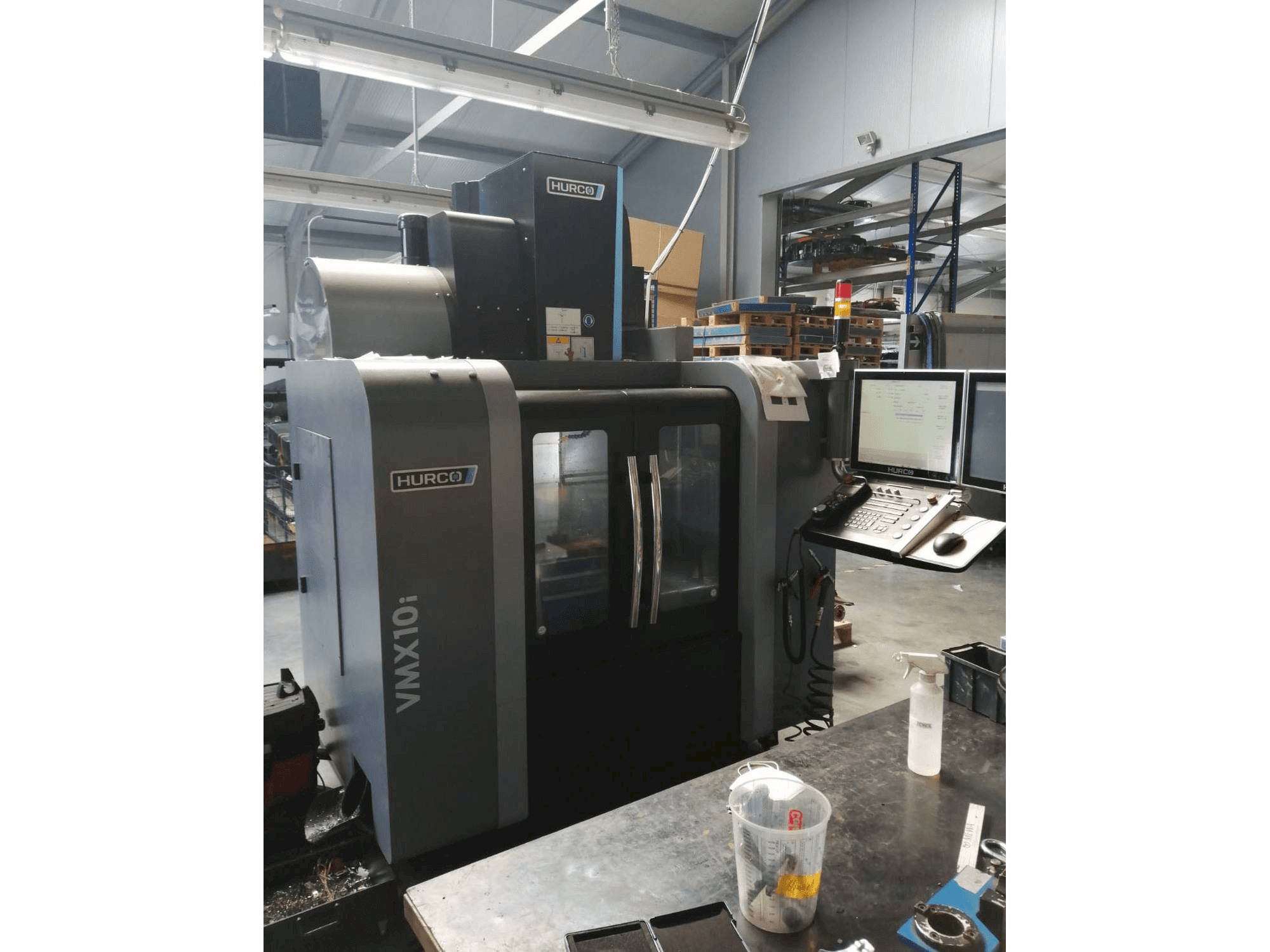 A Hurco VMX10i gép elölnézete