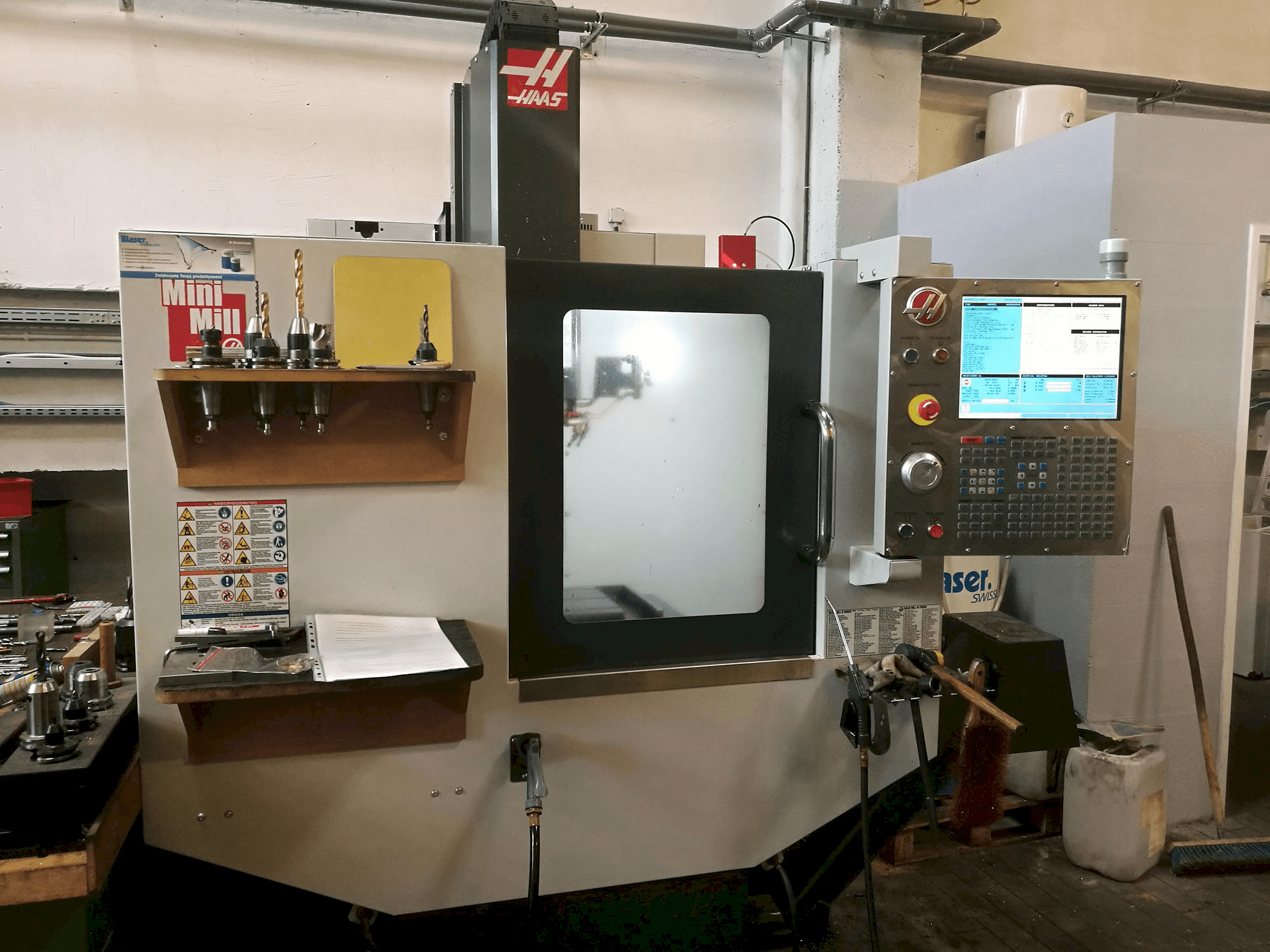 A HAAS MINIMILL gép elölnézete