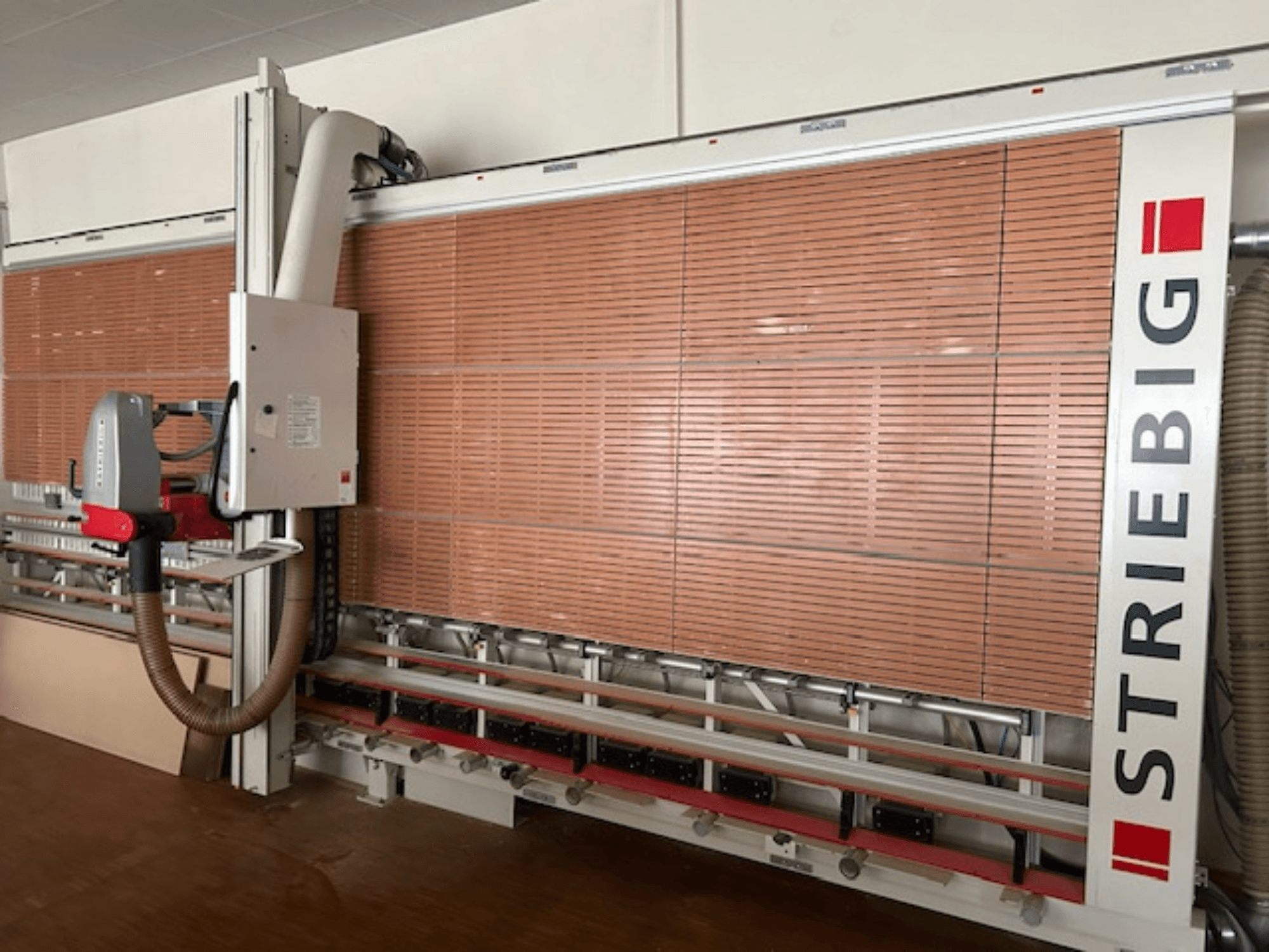 Striebig függőleges lemezfűrész oldalnézetben, motoros fejjel, falapvágó pengékkel és porelszívó rendszerrel.