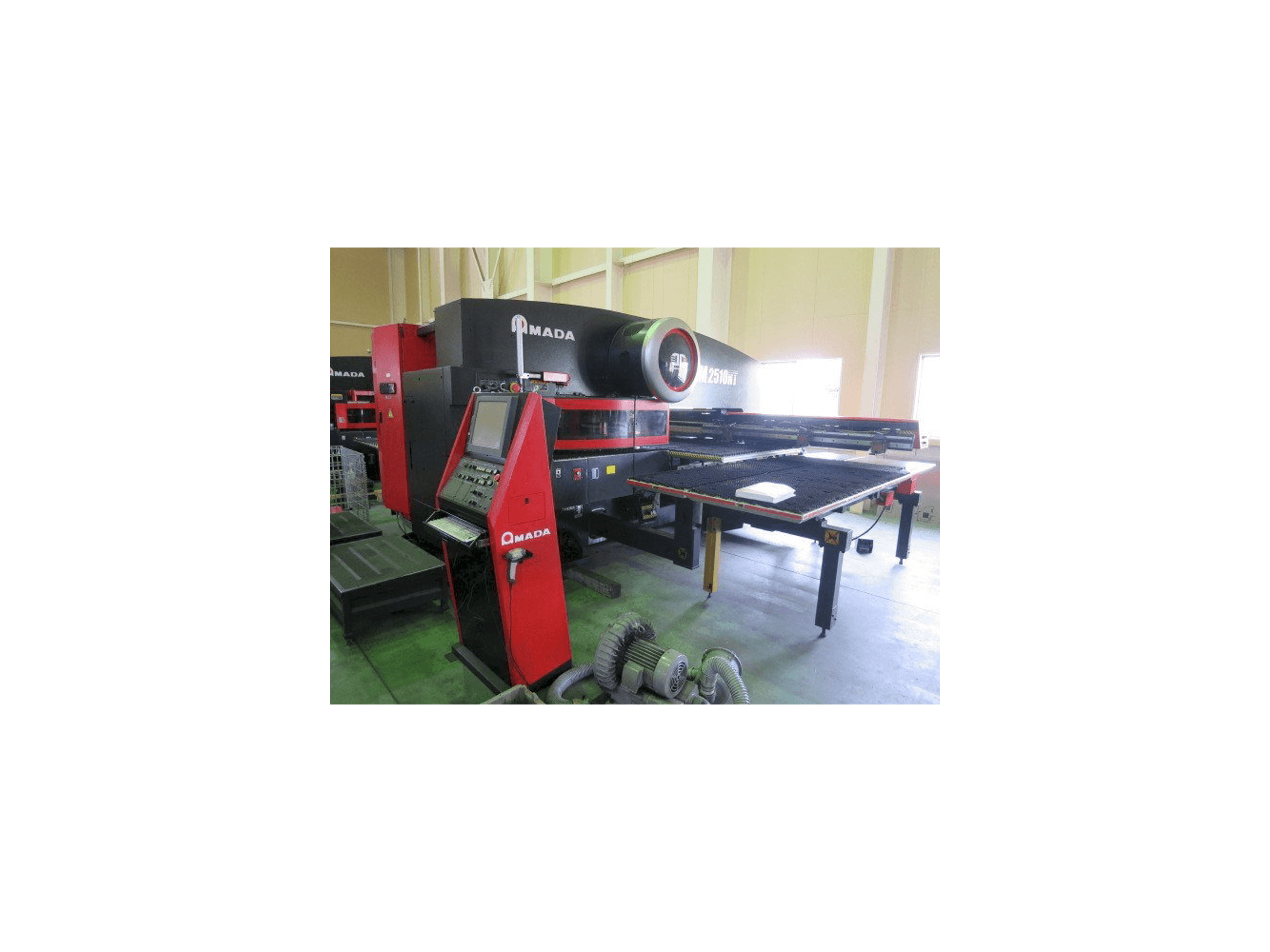 A AMADA EM 2510NT gép elölnézete