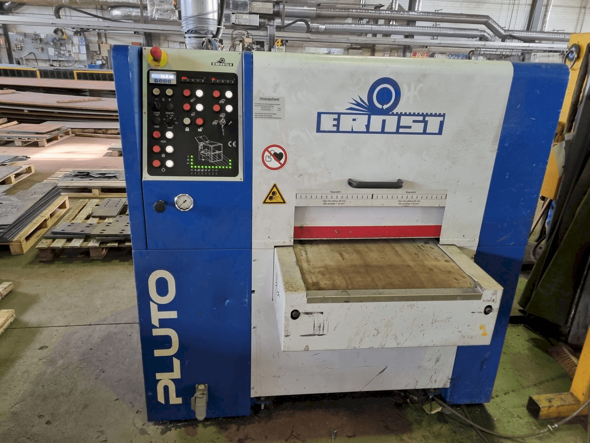 A ERNST PLUTO ELL 600 gép elölnézete