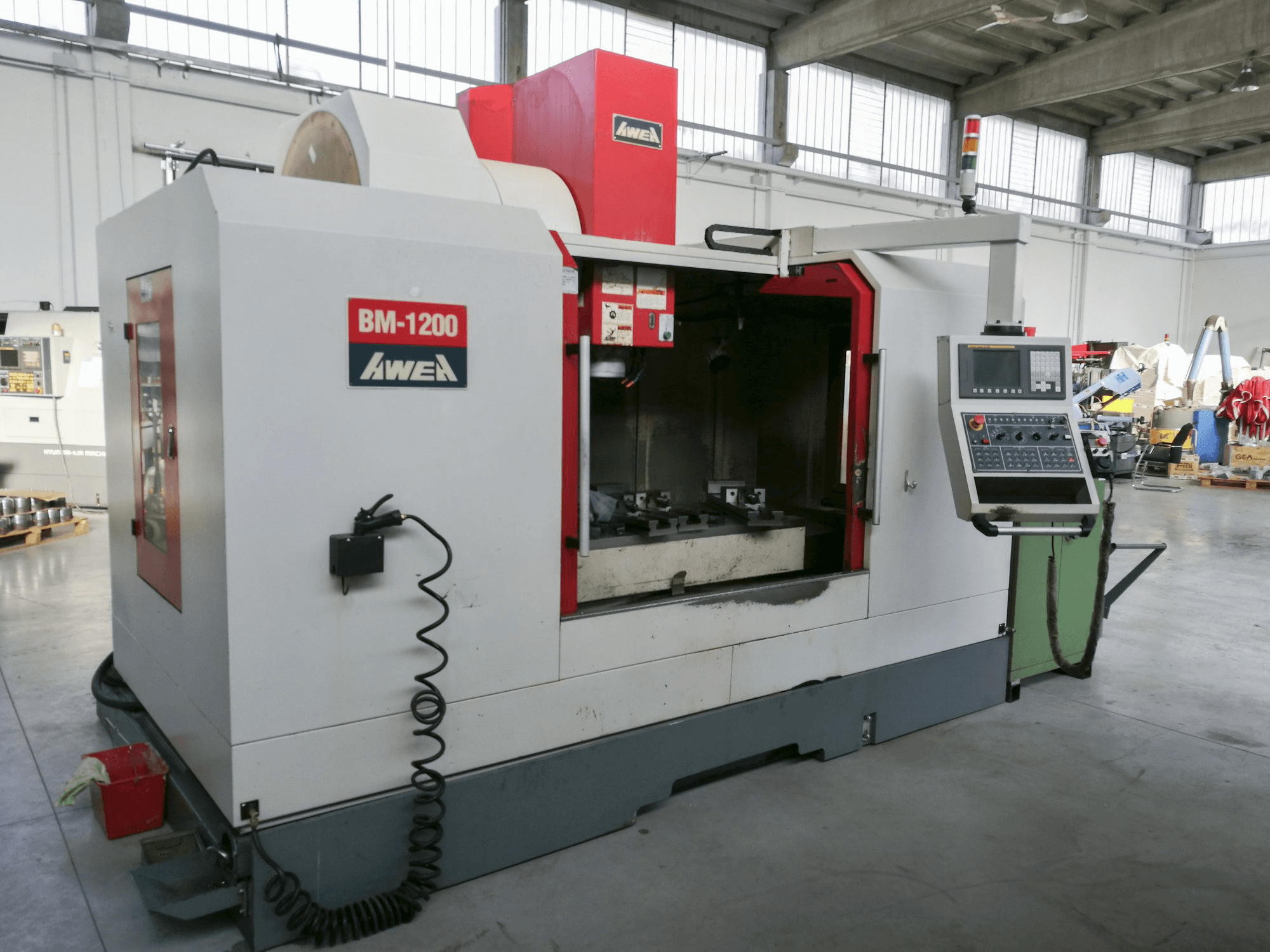 A AWEA BM-1200 gép bal oldali nézete