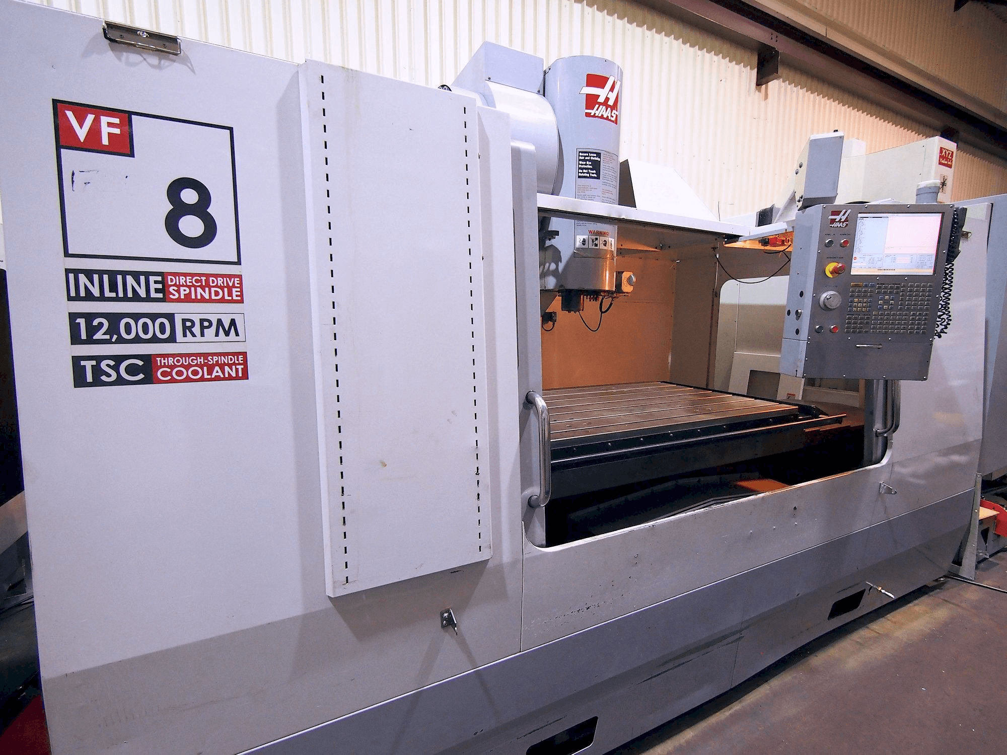 A HAAS VF-8/40 CE gép elölnézete