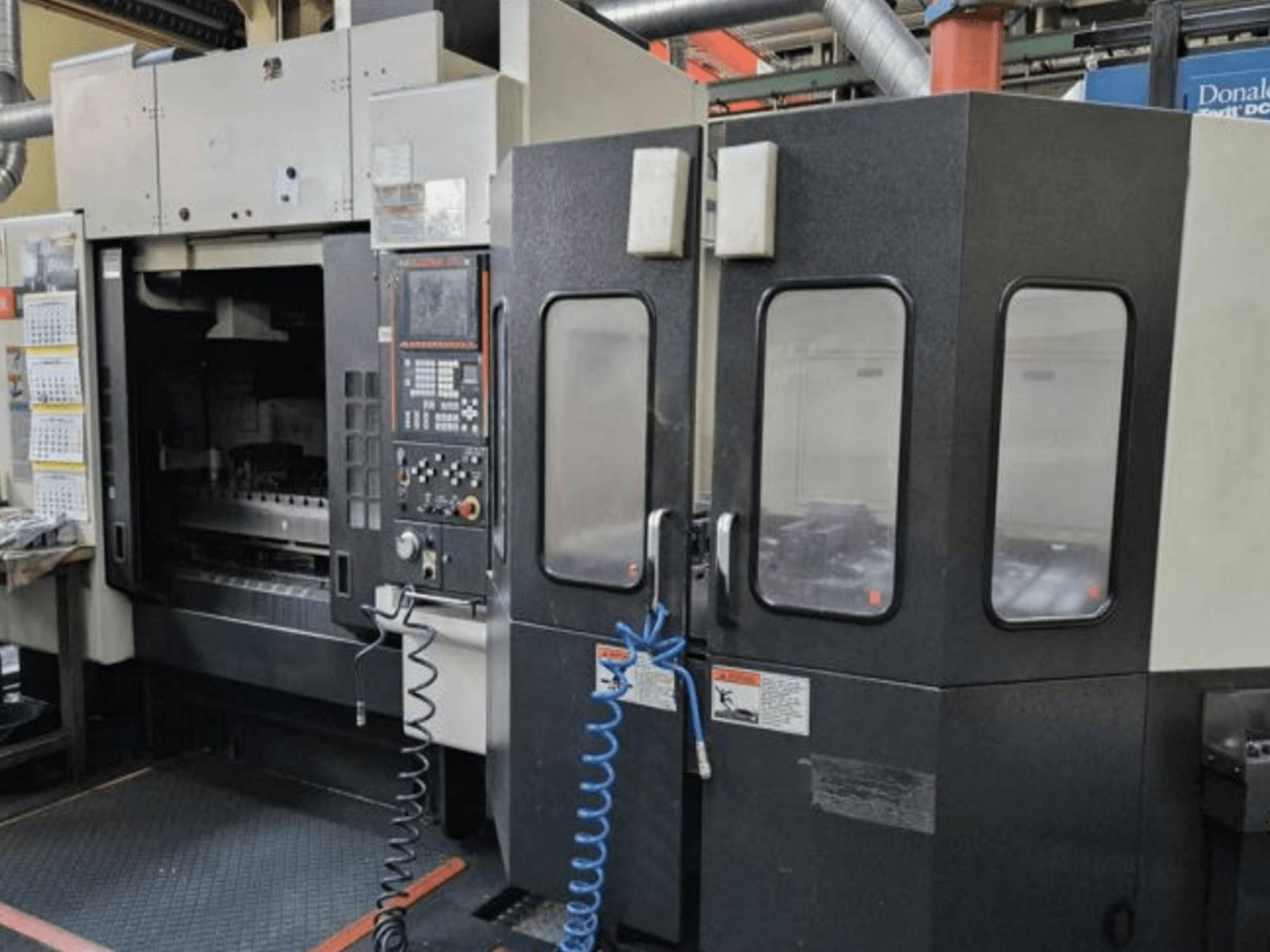 Mazak V515/40N függőleges megmunkálóközpont elölnézetben, vezérlőpanel és zárt munkaterület.