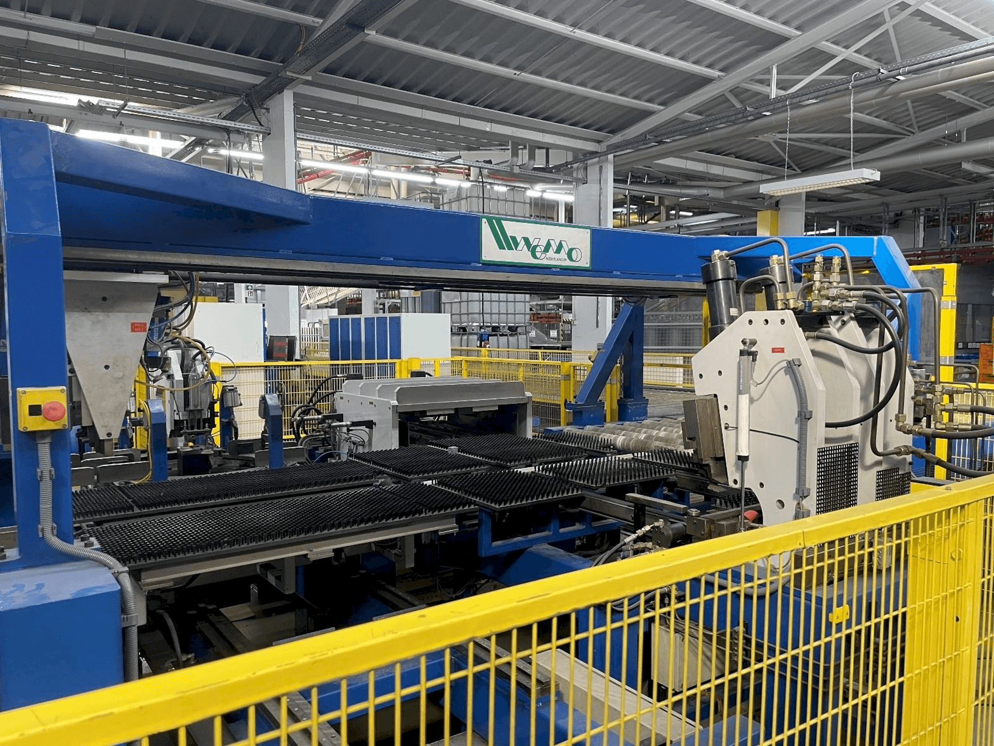 A WEMO Punching-Bending-System gép elölnézete