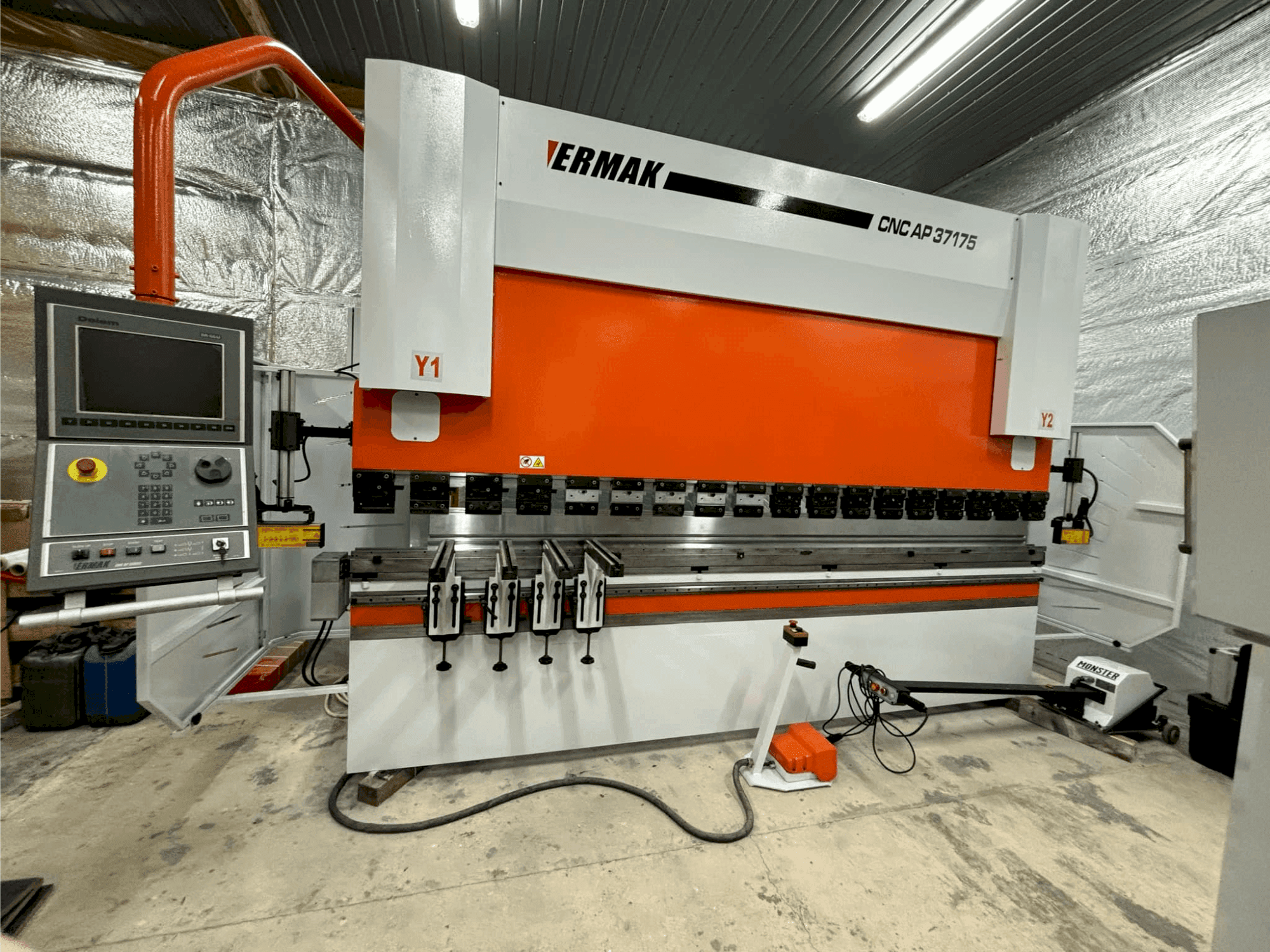 A ERMAKSAN CNC AP 3760X175 gép elölnézete