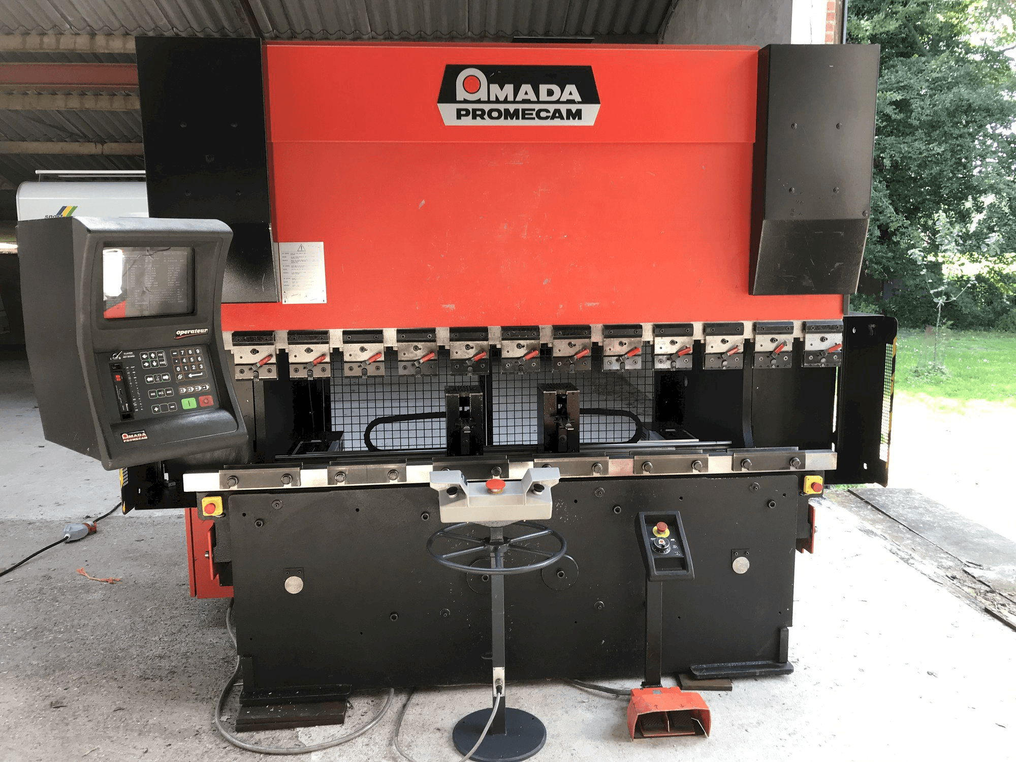 A AMADA Promecam HFBO gép elölnézete