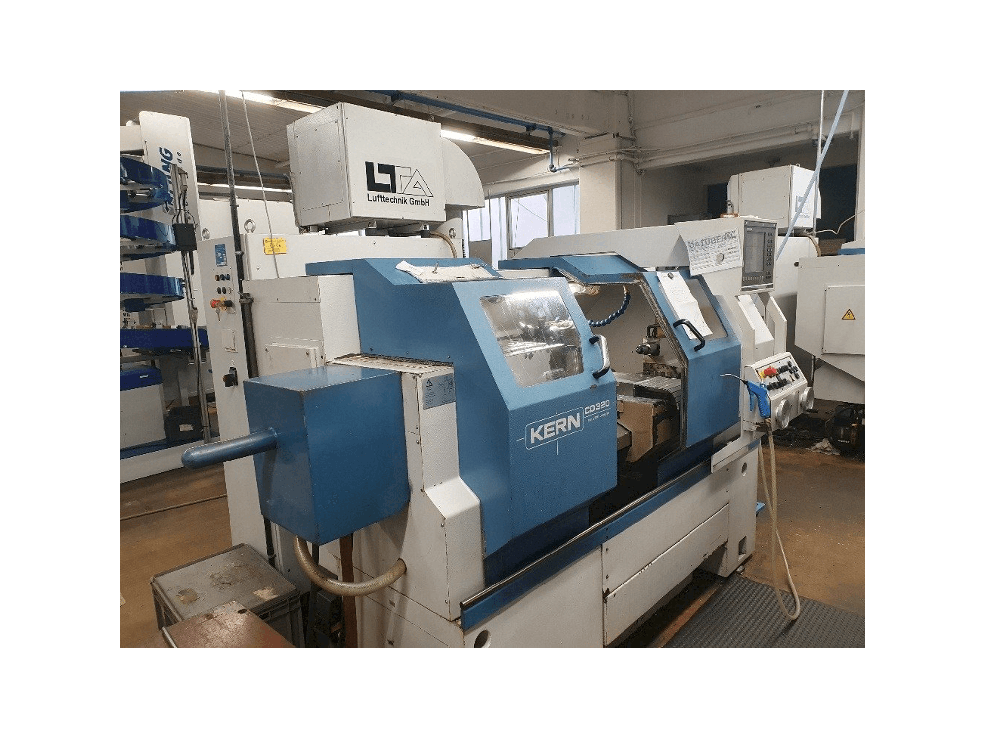 A DTM CD 320 gép oldalnézete