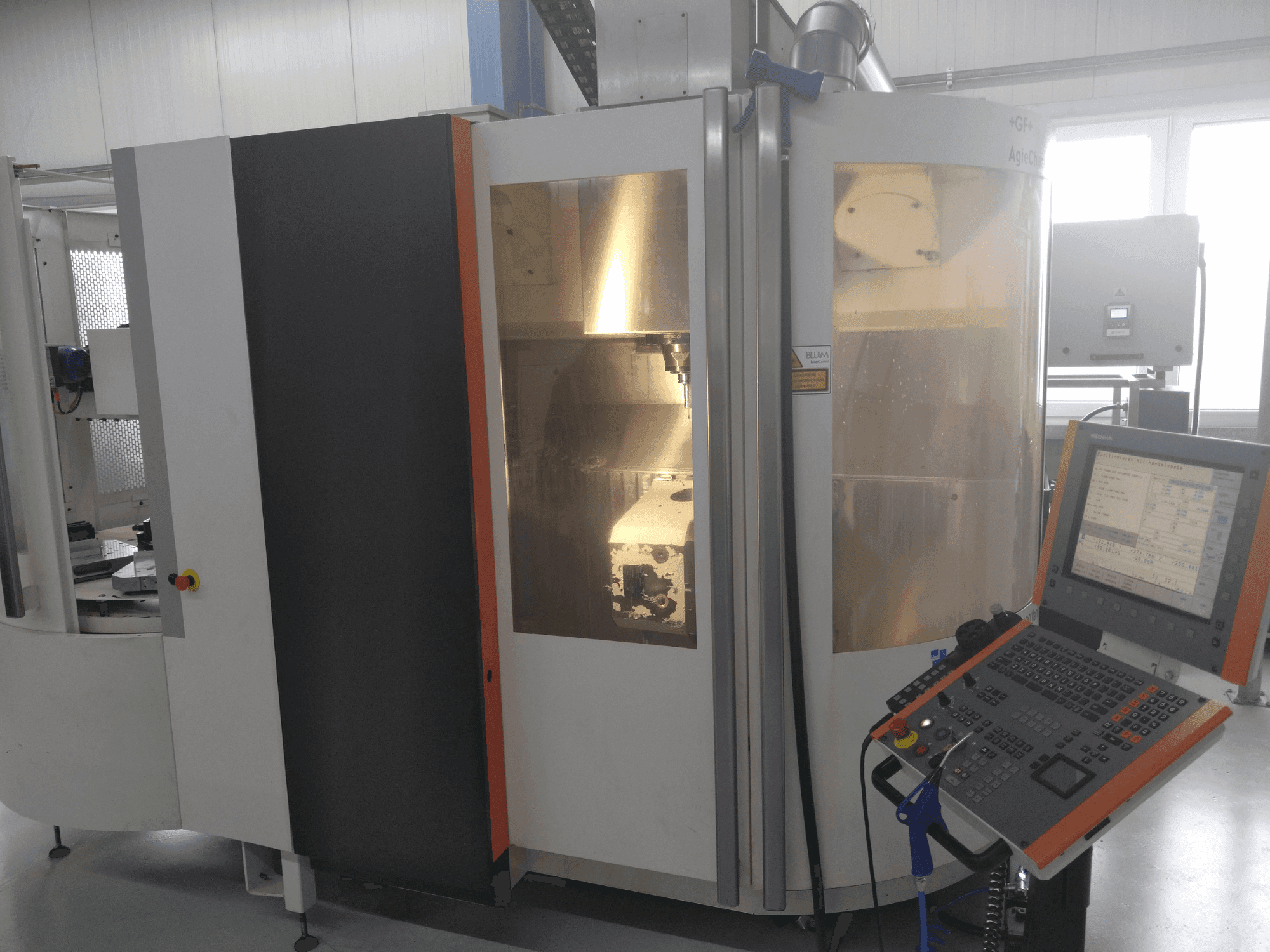 A +GF+ AGIE CHARMILLES MIKRON UCP 600 Vario gép elölnézete