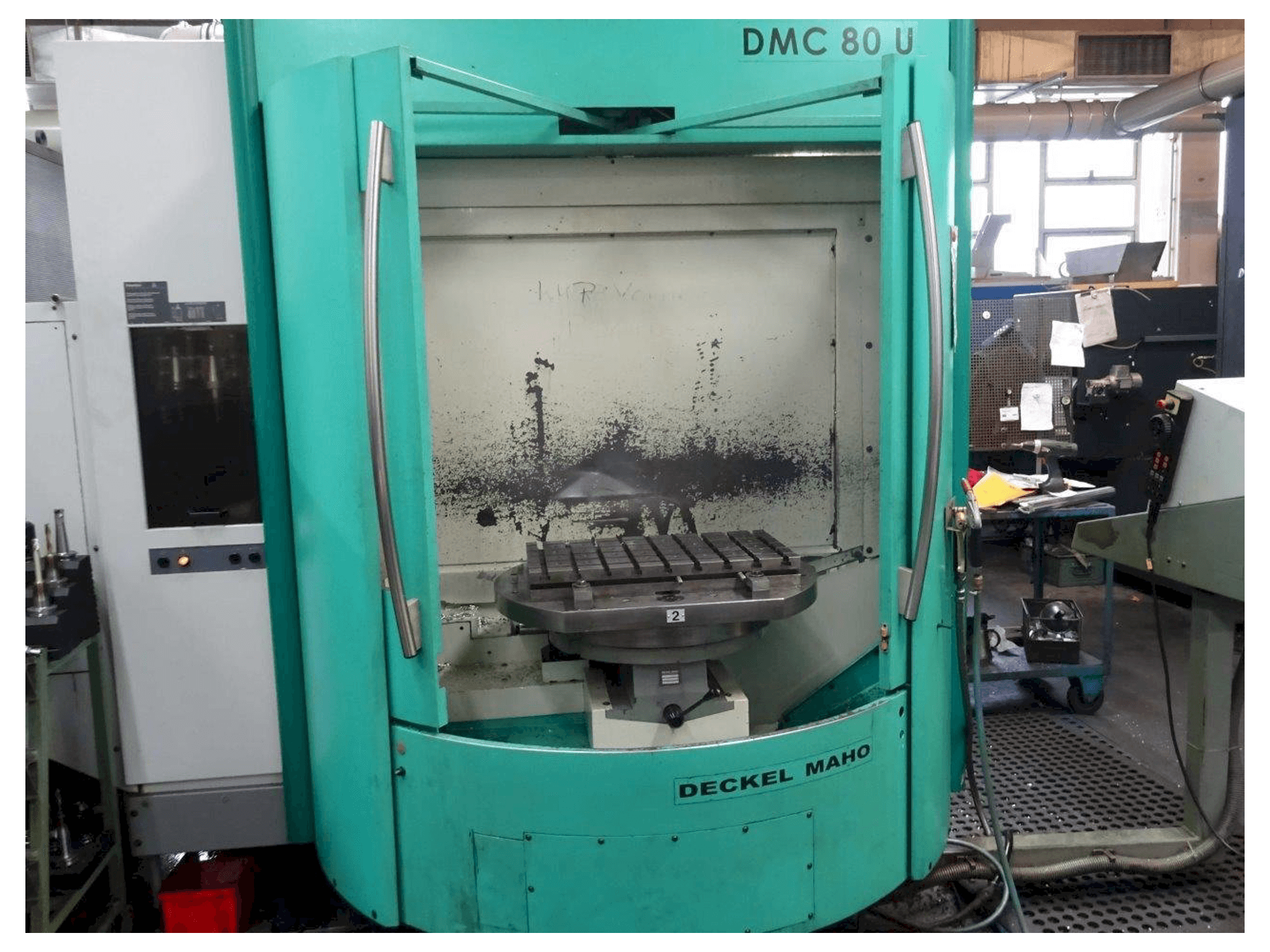 A DECKEL Maho DMC 80 U gép elölnézete