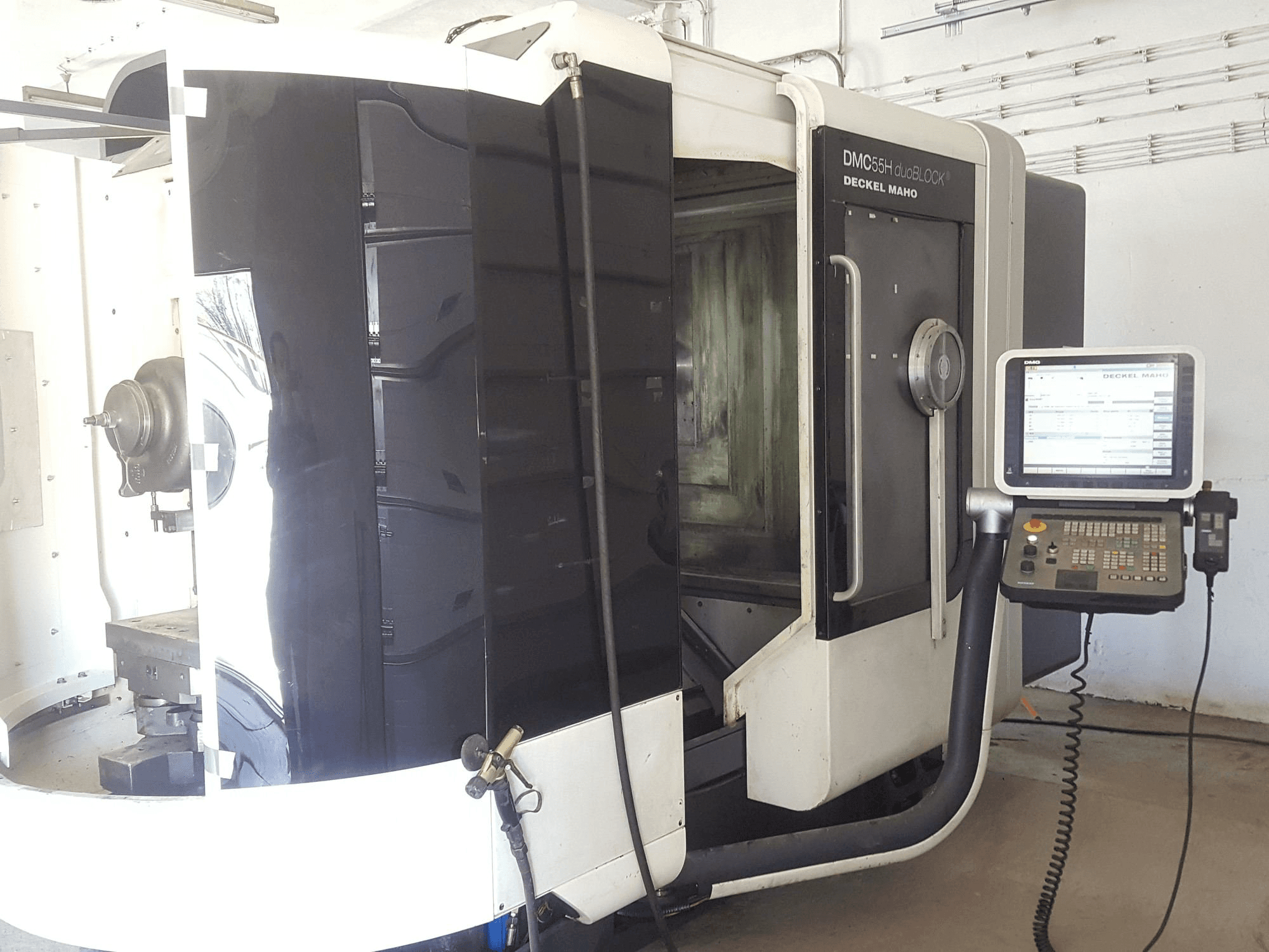 A DECKEL MAHO DMC55H duoBLOCK gép elölnézete