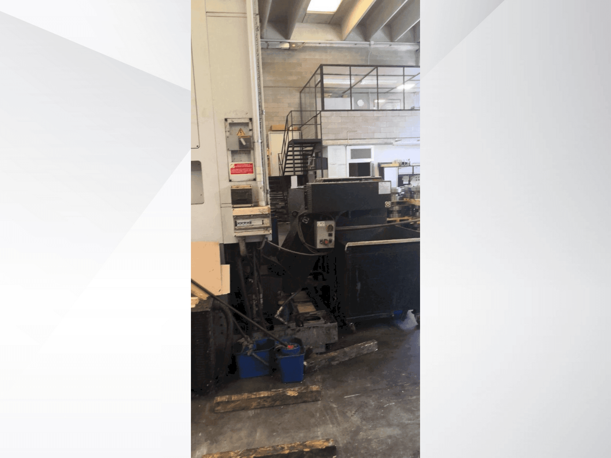 A DOOSAN VT 900 gép elölnézete