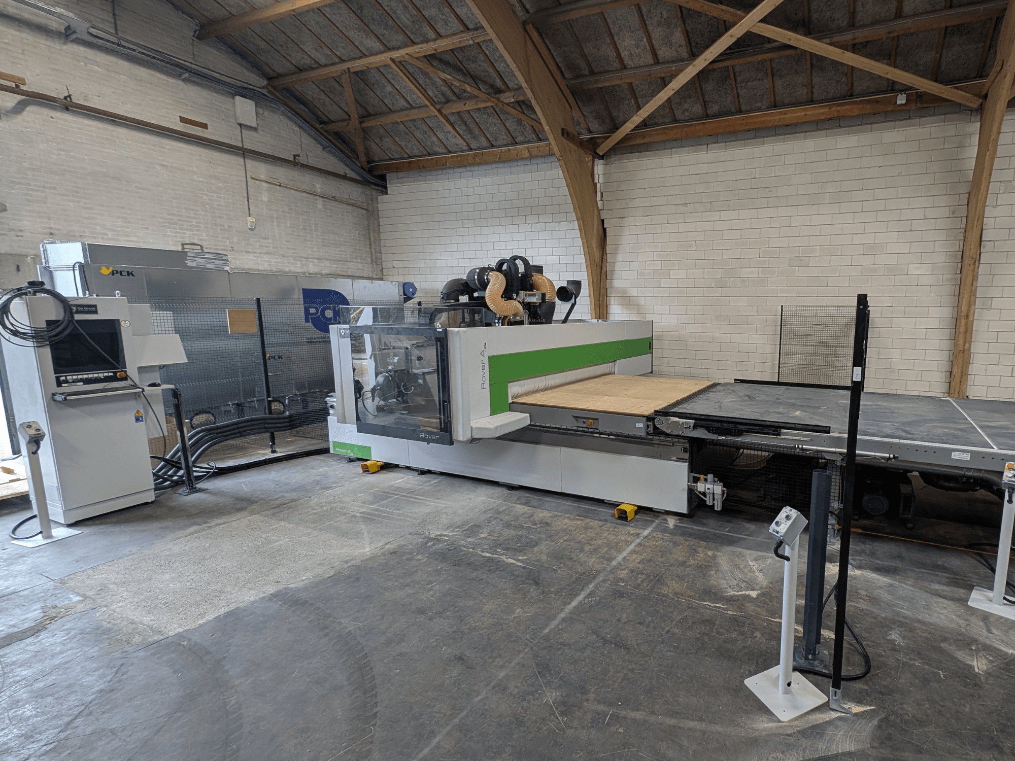 PCK CNC megmunkálóközpont, elölnézet, nagy vágóágy, vezérlőpanel, porelszívó rendszer és robusztus kialakítás.