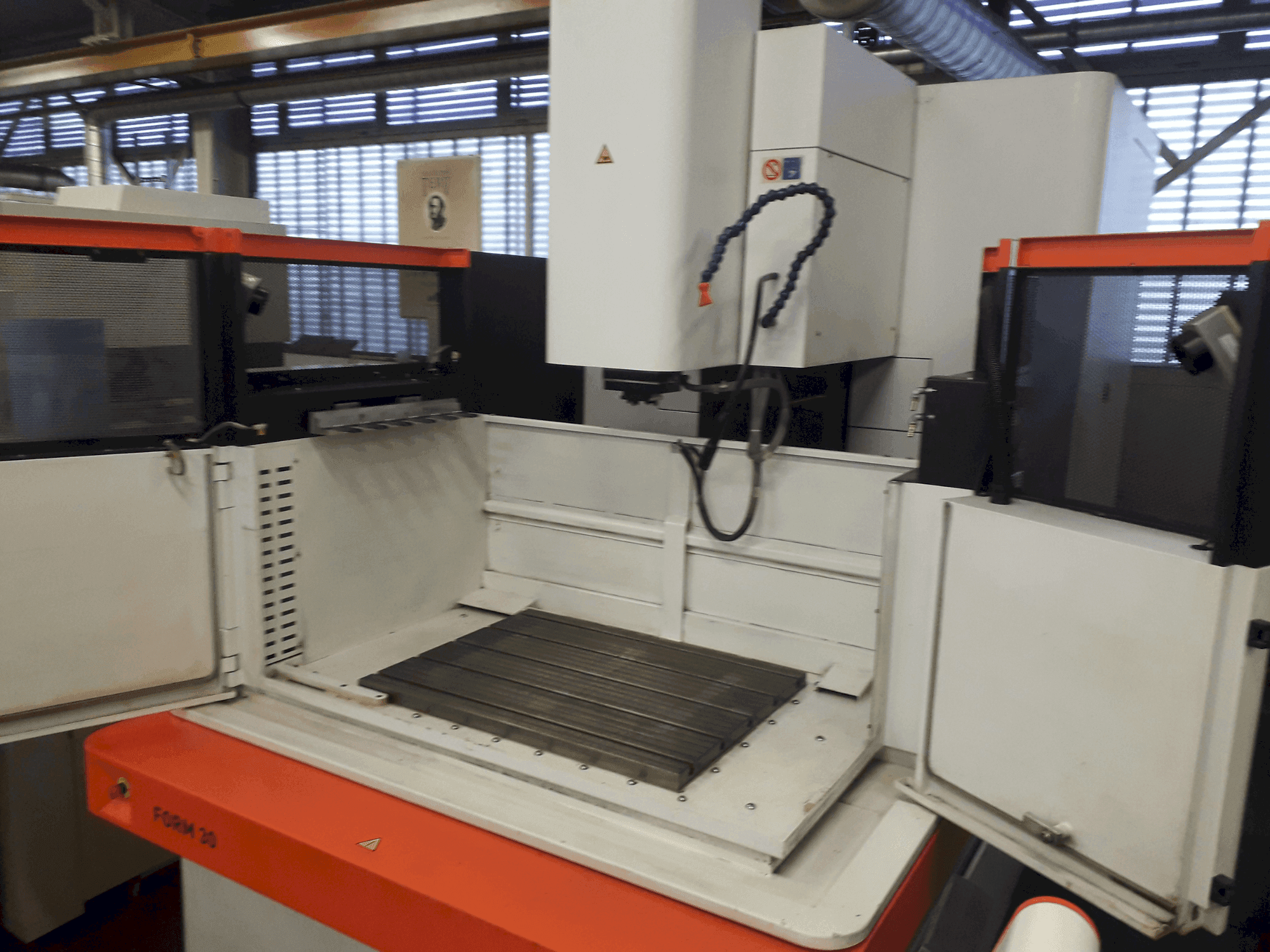 A AgieCharmilles FORM 30 gép elölnézete