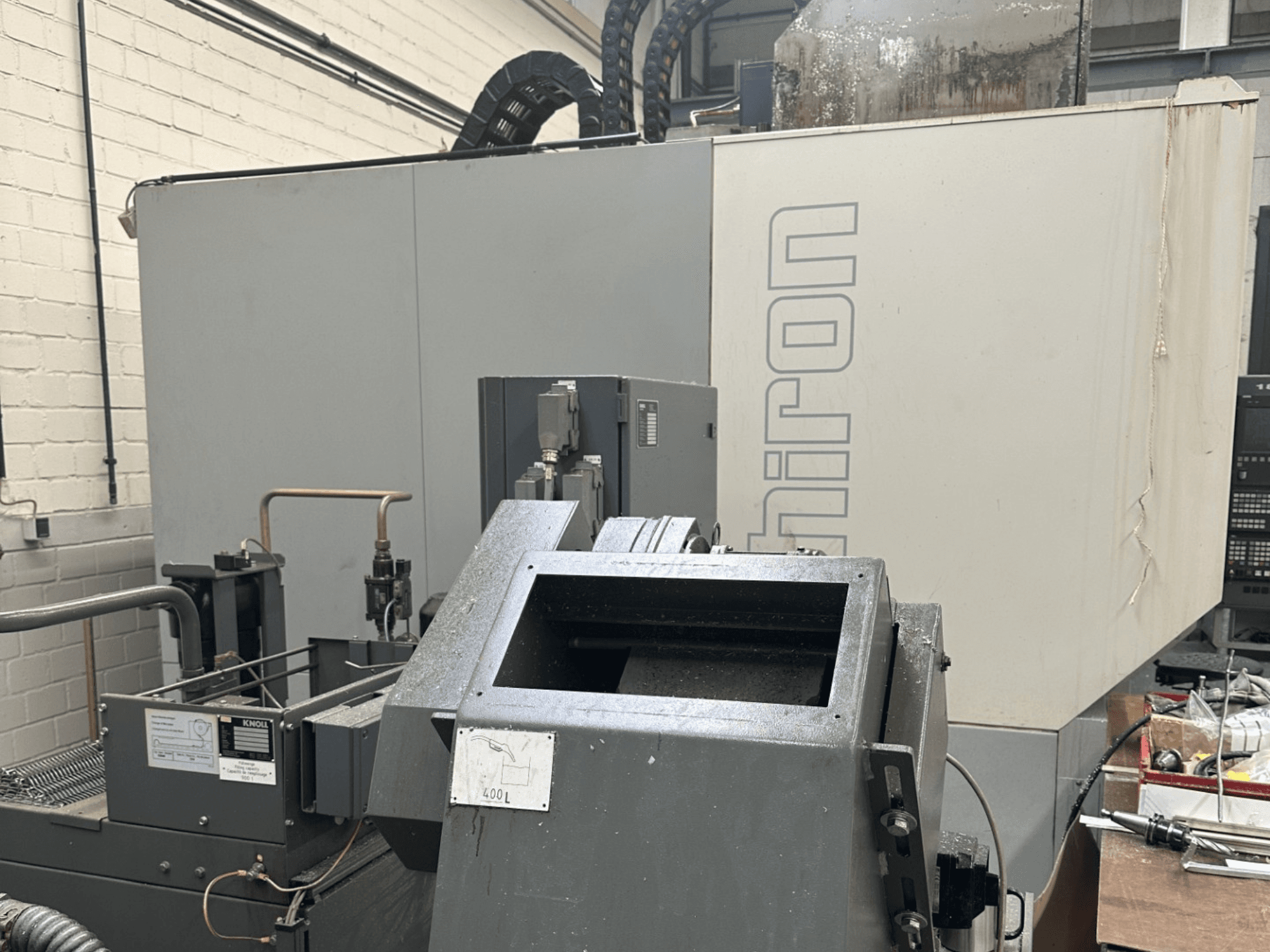 BRAND: Chiron; Ipari CNC-gép előlapja szürke külsővel, látható a vezérlőpanel és a gépelemek a fókuszban.