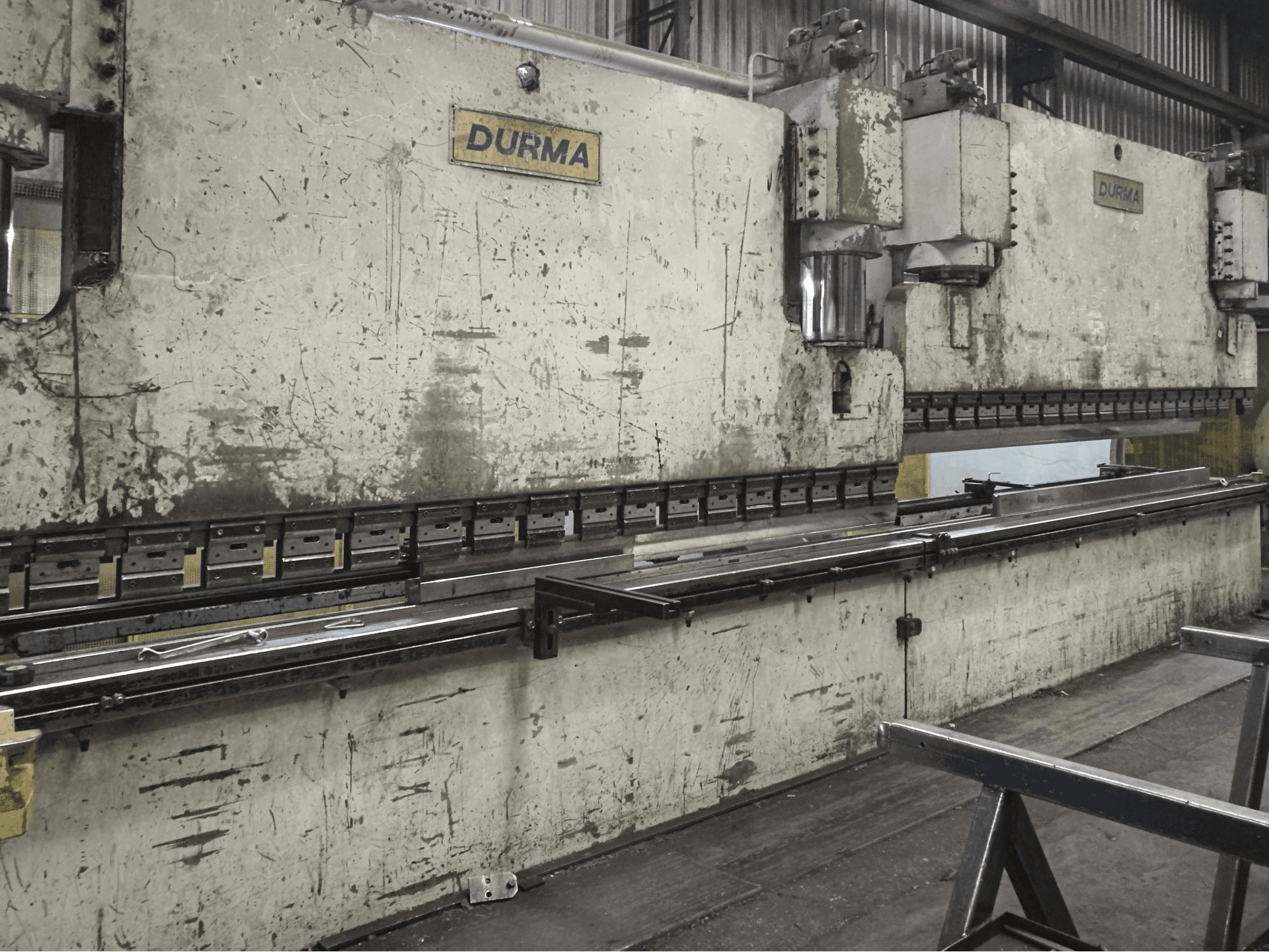 A Durma CNC T HAP 40400 gép bal oldali nézete