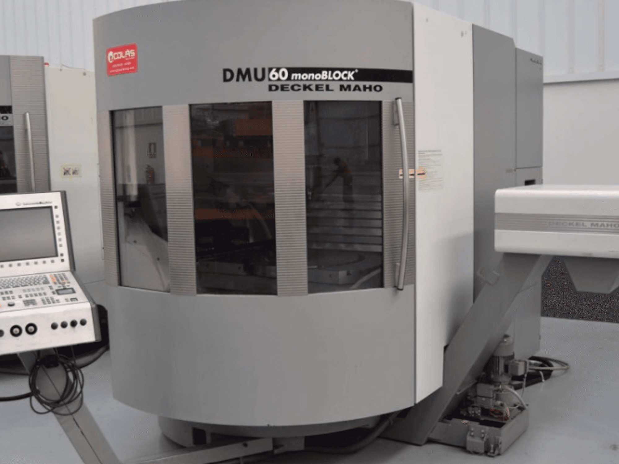 DMG DMU60 monoblokk függőleges megmunkáló központ, elölnézetből, bal oldalon látható a vezérlőpanel.