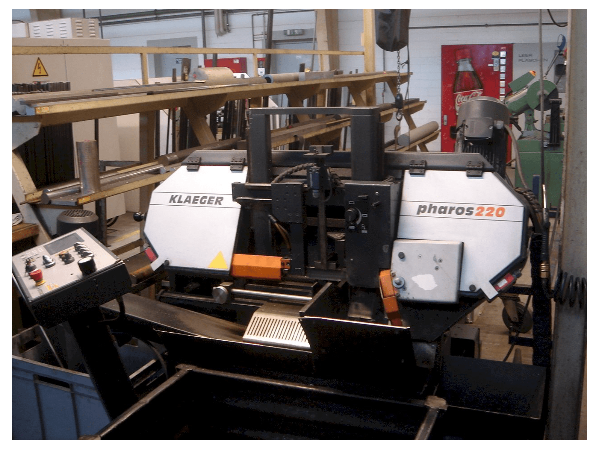 A Klaeger Pharos 220 gép elölnézete