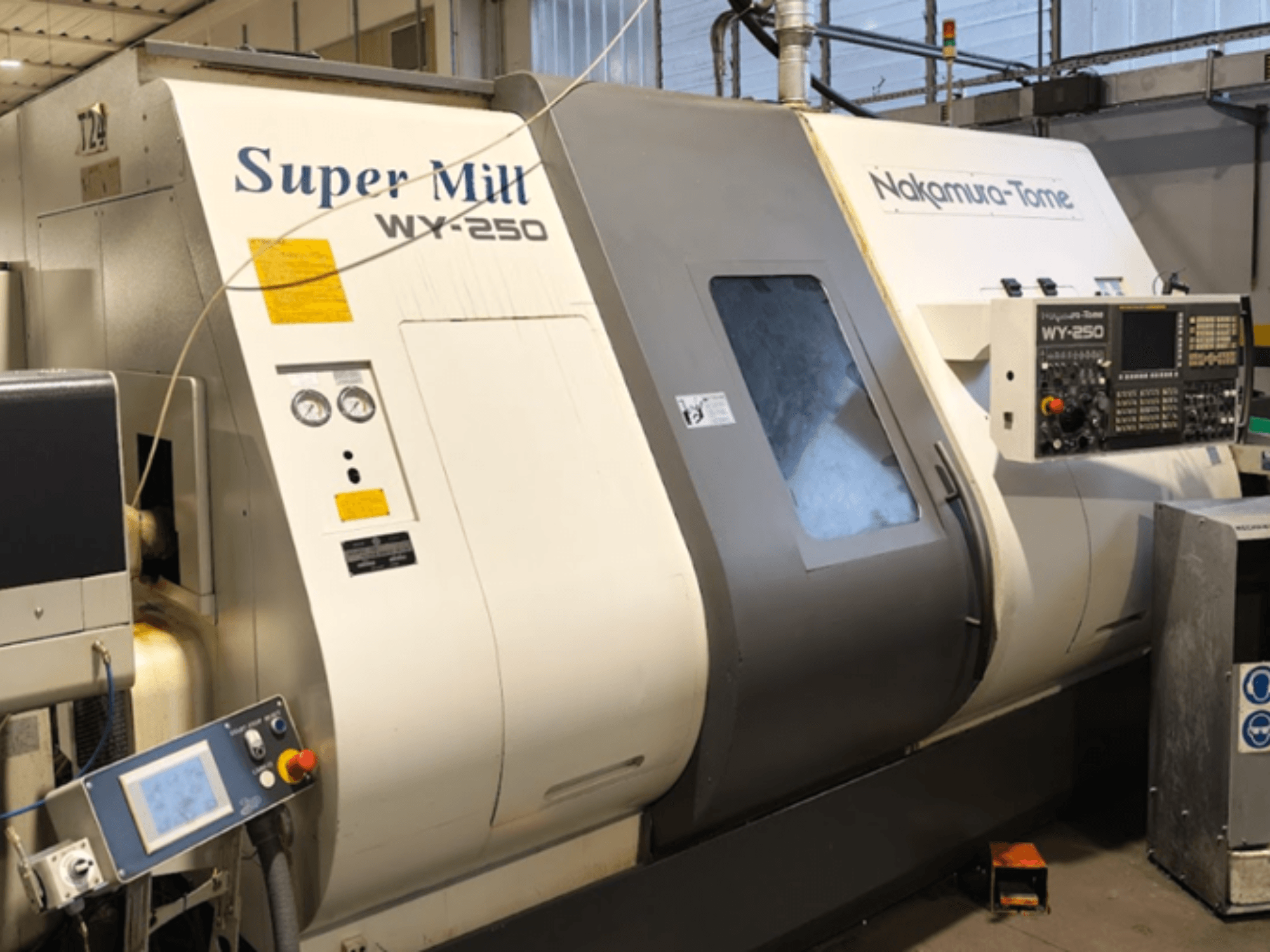 NAKAMURA-TOME WY 250 vízszintes esztergagép elölnézetben; vezérlőpanel és kijelző, felirat: "Super Mill".