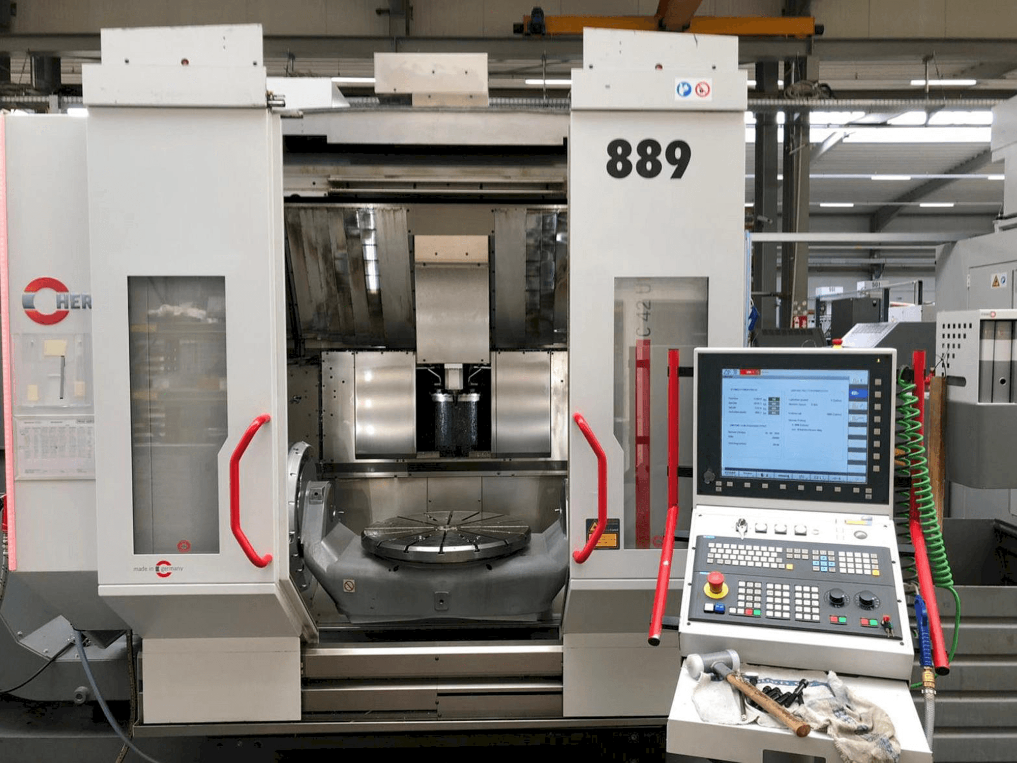 A HERMLE C42U MT gép elölnézete