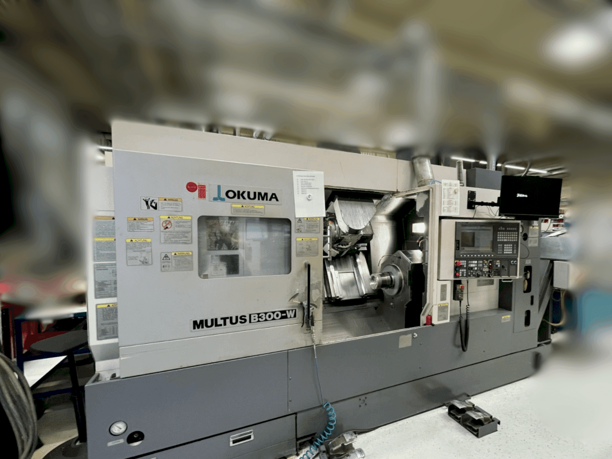 A Okuma Multus B300-W gép elölnézete