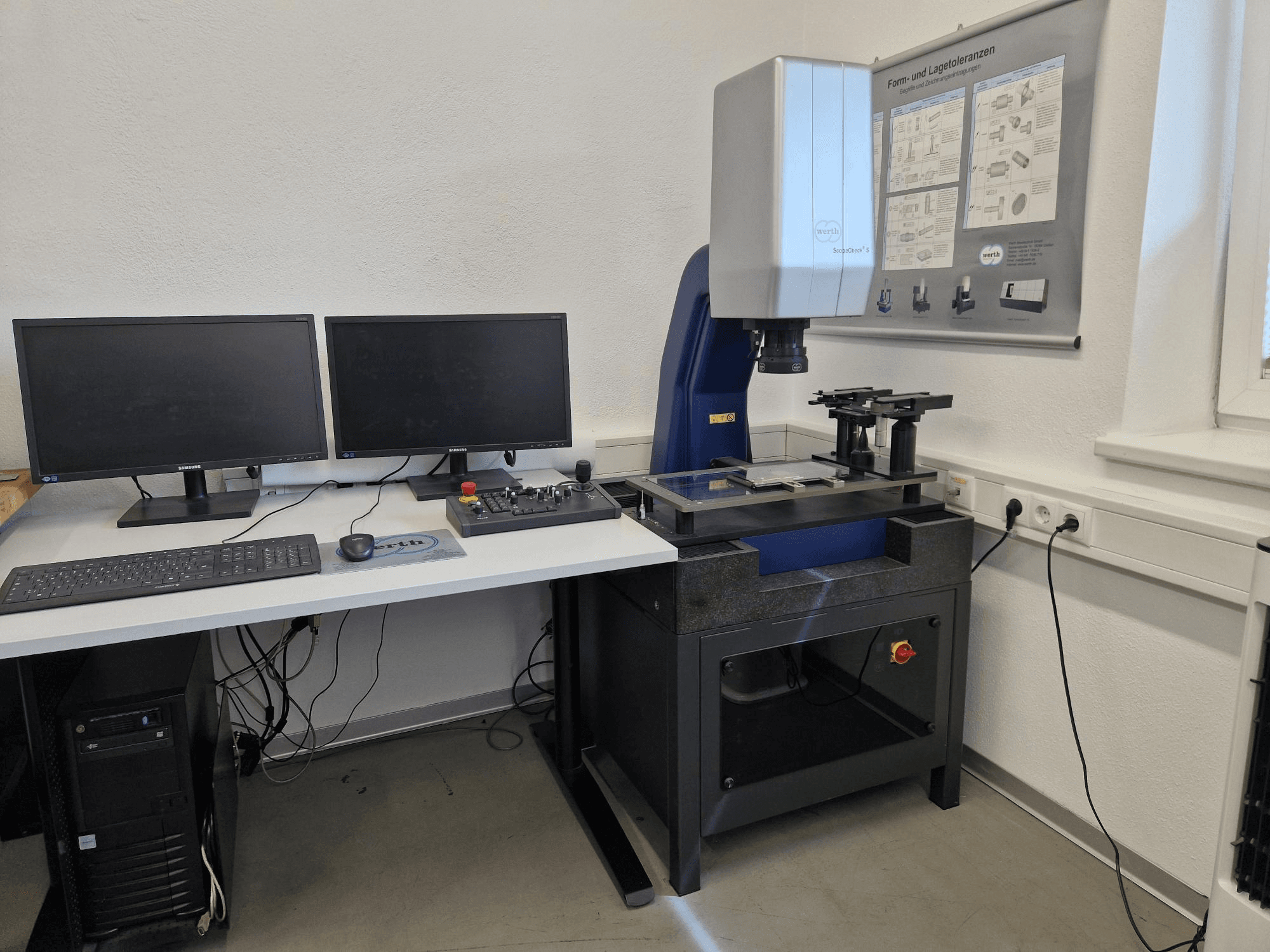 Werth Scopecheck 300S CMM laboratóriumi berendezésben; mérőasztalt, két monitort és vezérlőpanelt tartalmaz.