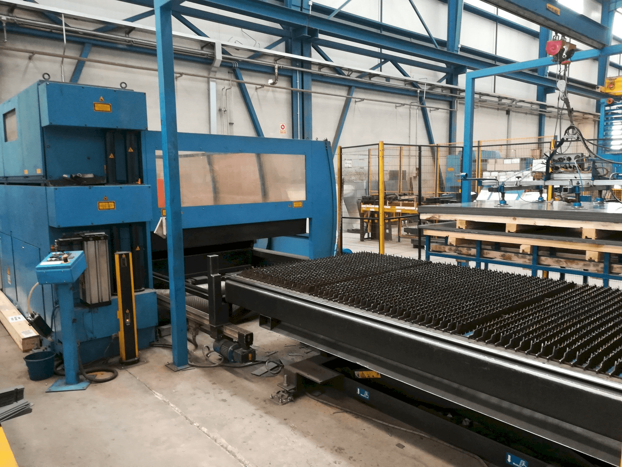 A Prima Industrie Platino 1530 gép elölnézete