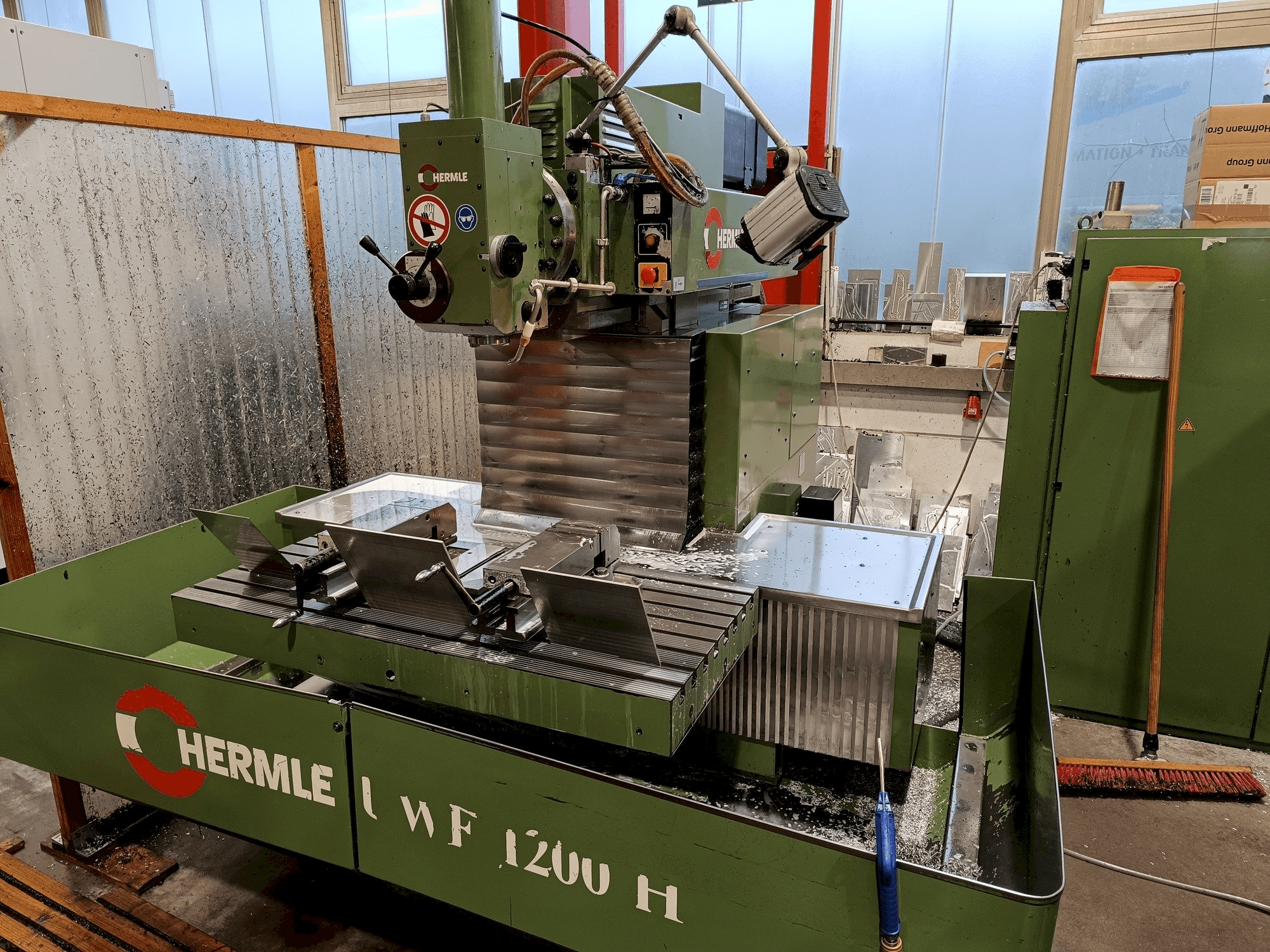 A HERMLE UWF1200 gép elölnézete