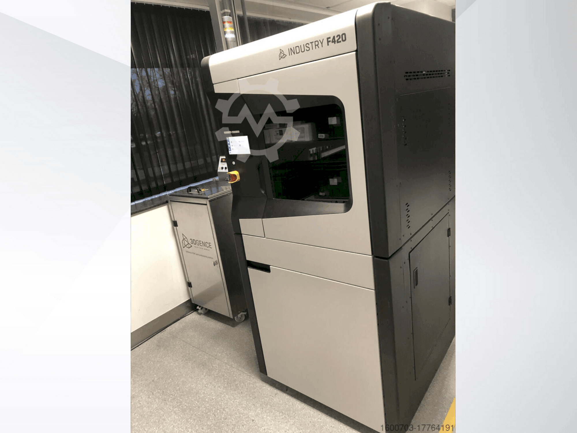 A 3DGENCE Industry F420 gép elölnézete