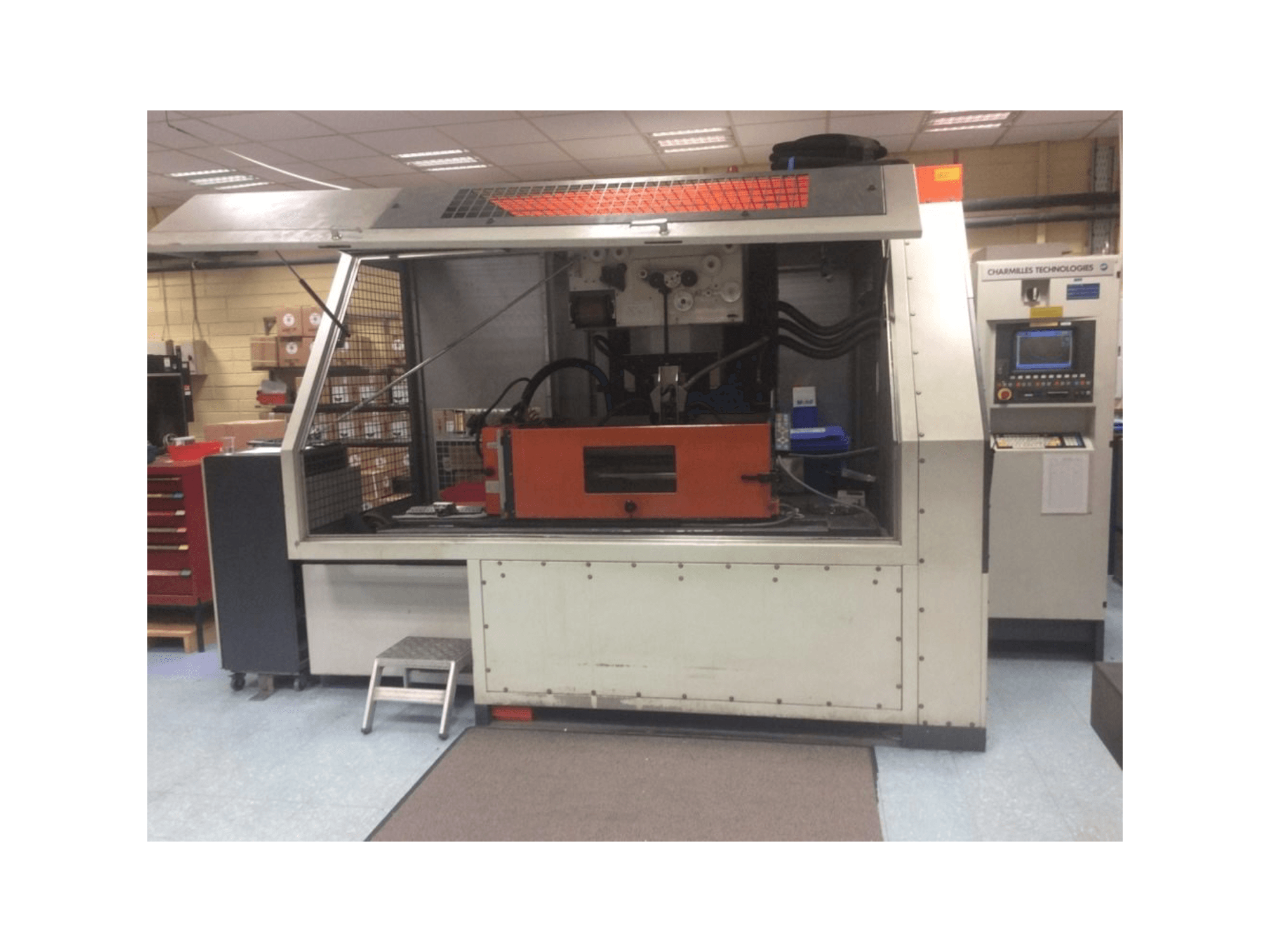 A CHARMILLES Robofil 4020 SI gép elölnézete