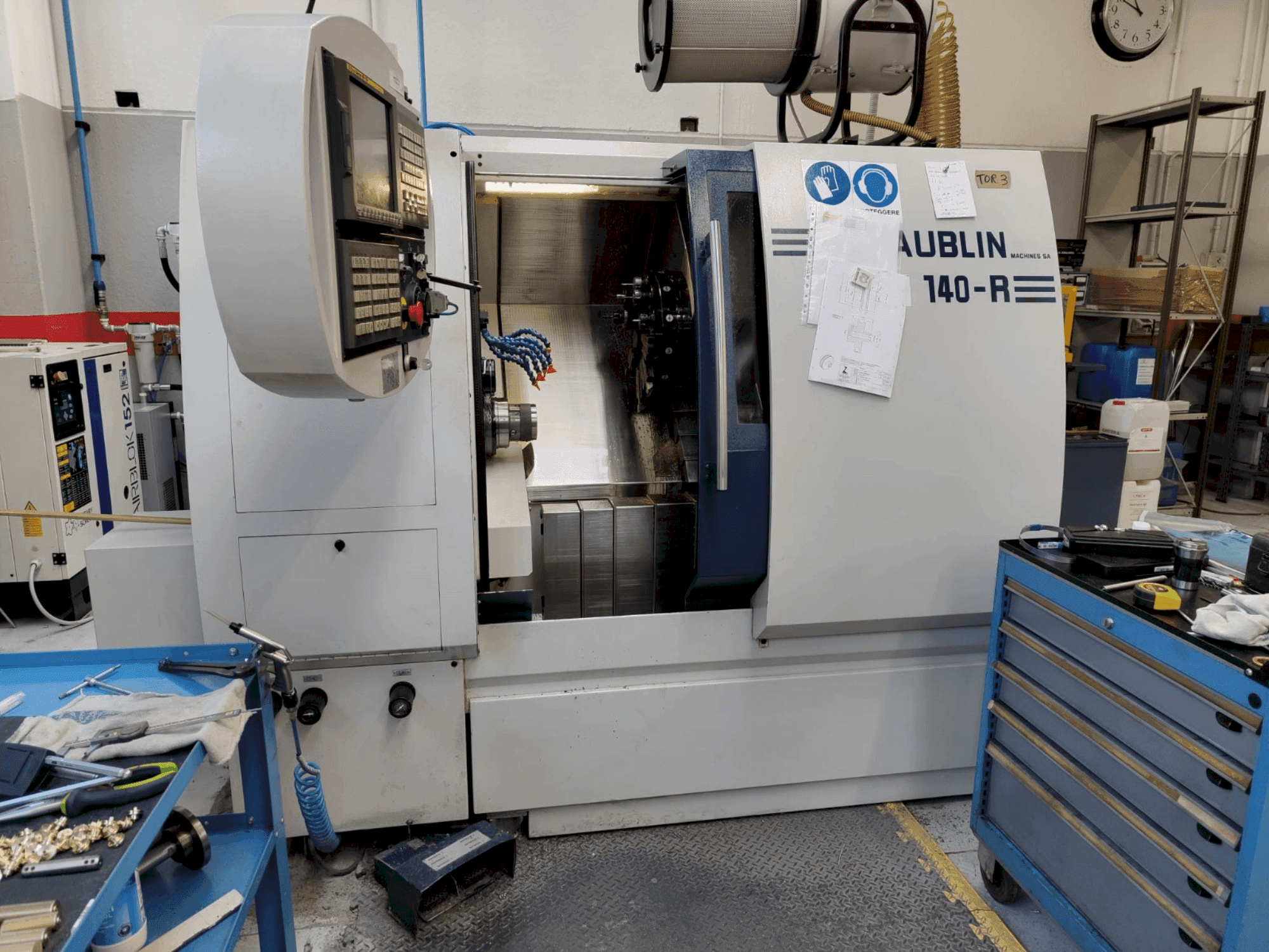 A SCHAUBLIN 140R CNC gép elölnézete