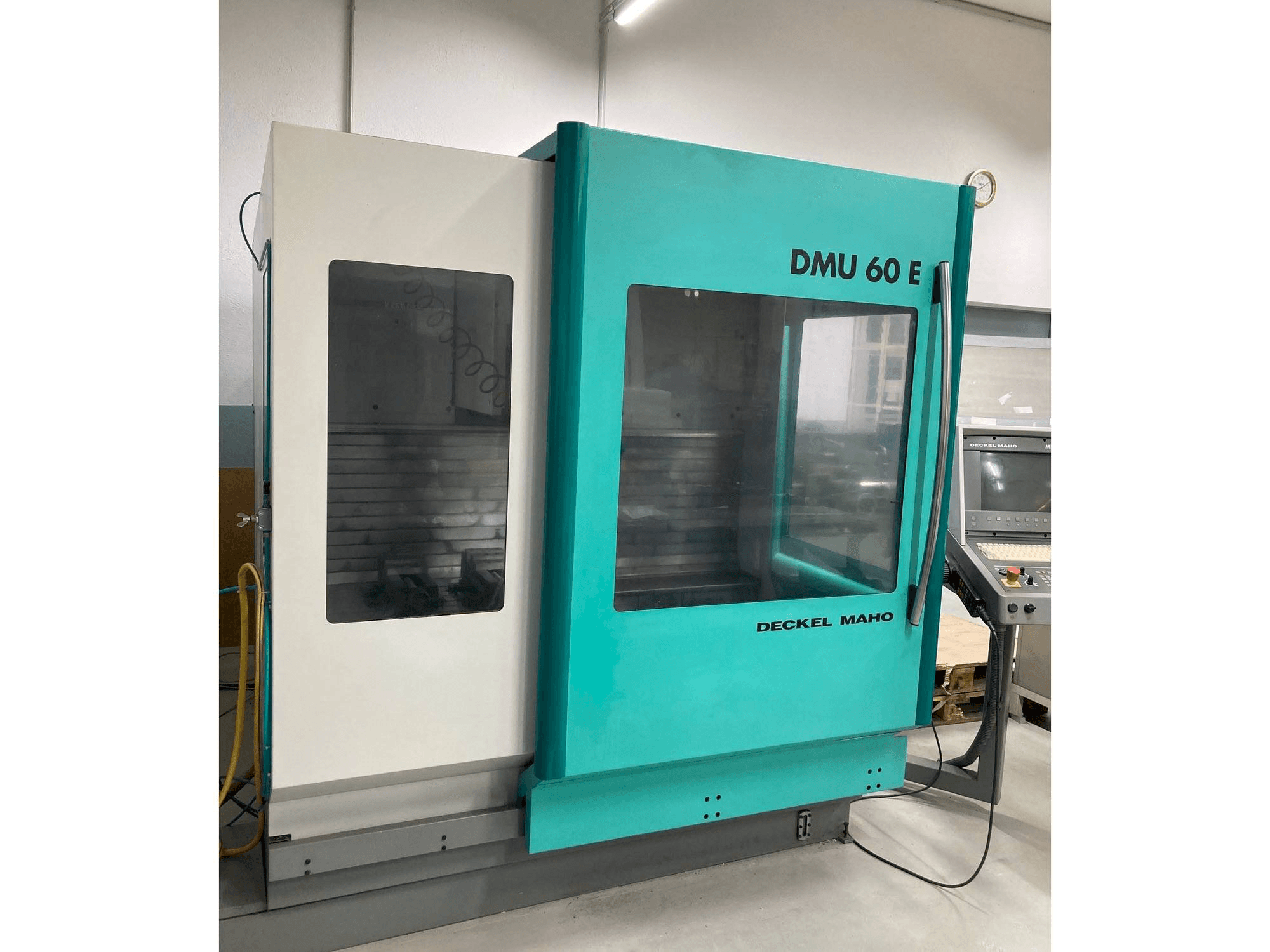 A DECKEL MAHO DMU 60 E gép elölnézete