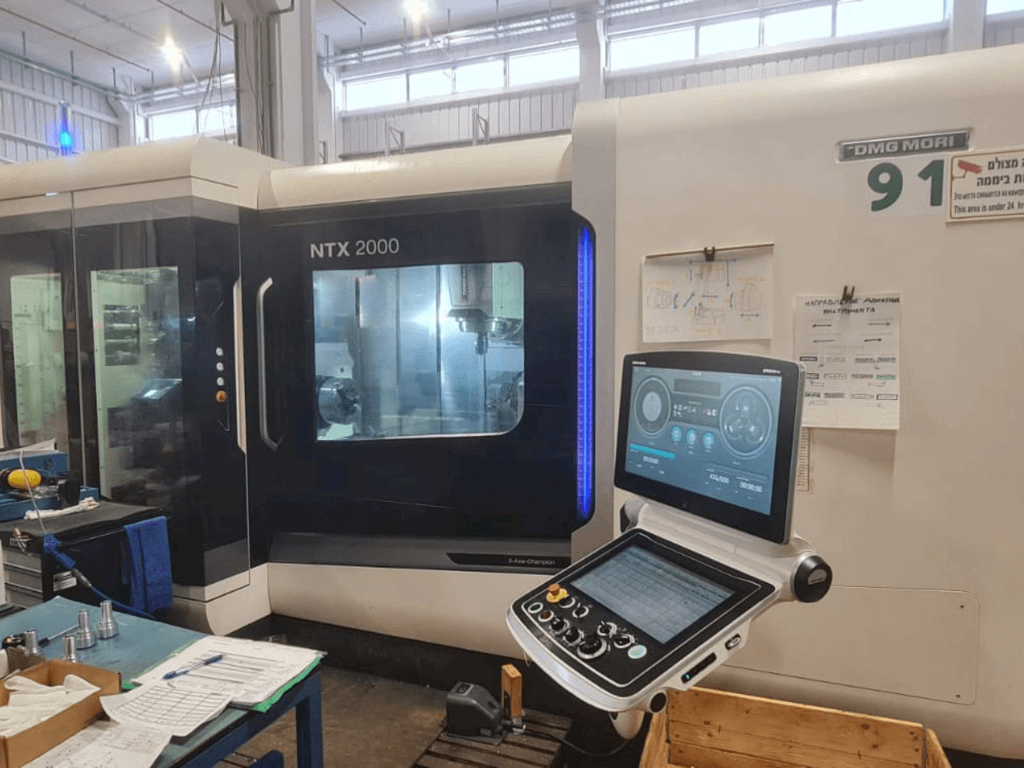 A DMG MORI NTX 2000 gép elölnézete