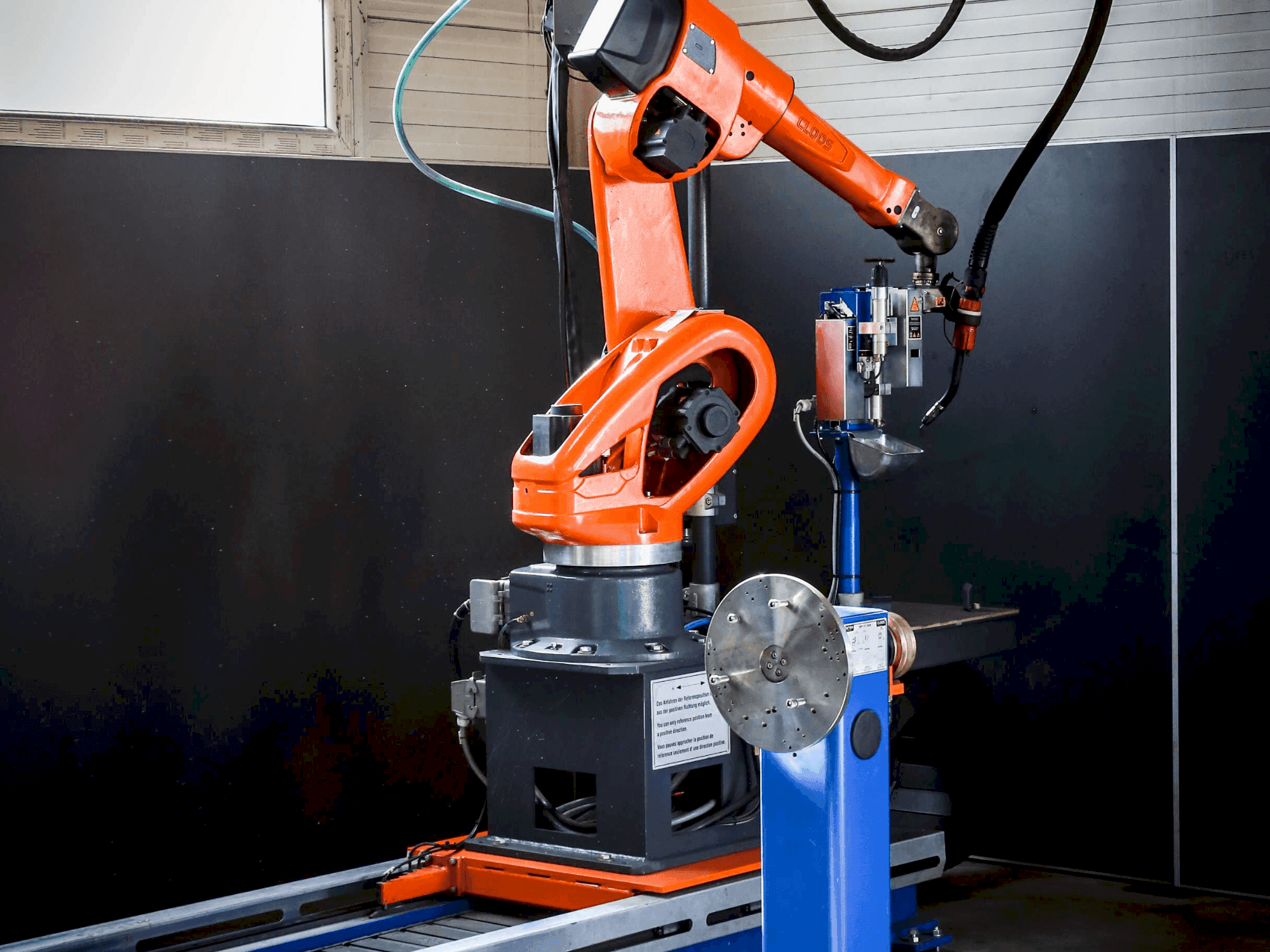 A CLOOS QRC 350 QIROX gép elölnézete