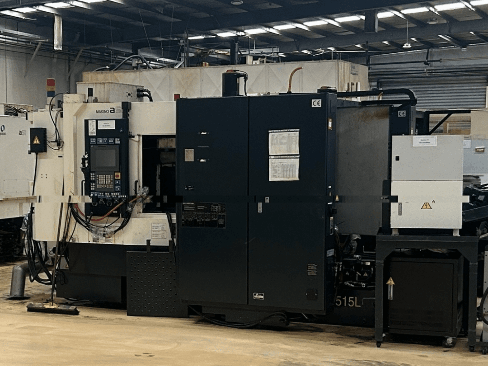 Makino A51-5XR vízszintes megmunkálóközpont, elölnézet, amelyen látható a vezérlőpanel, a tápegység és a gép alkatrészei.