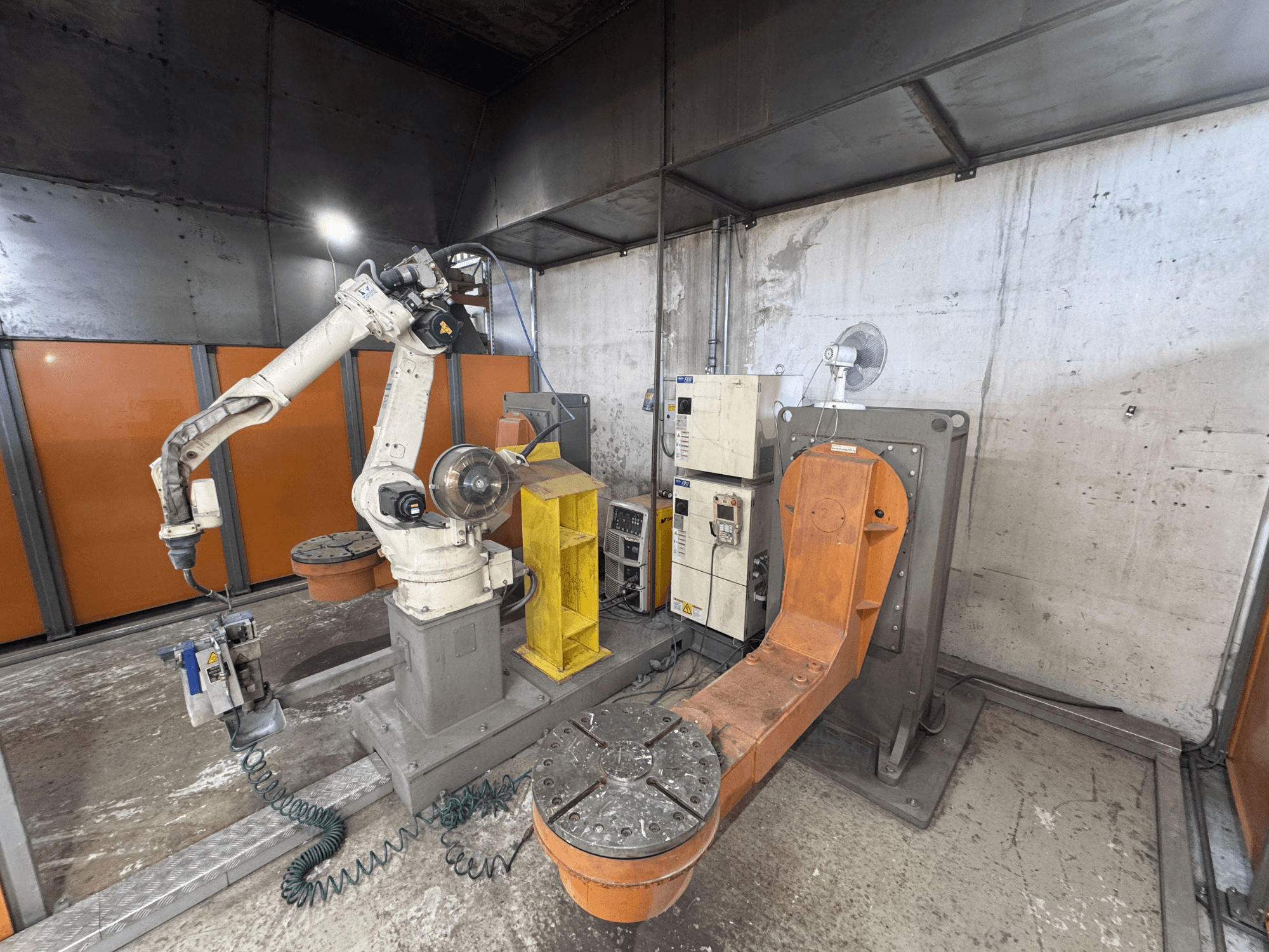 DAIHEN VARSTROJ FD-B4L 1GM/2DM robotkar ipari környezetben, oldalnézet a vezérlőpanellel és a forgó talppal.