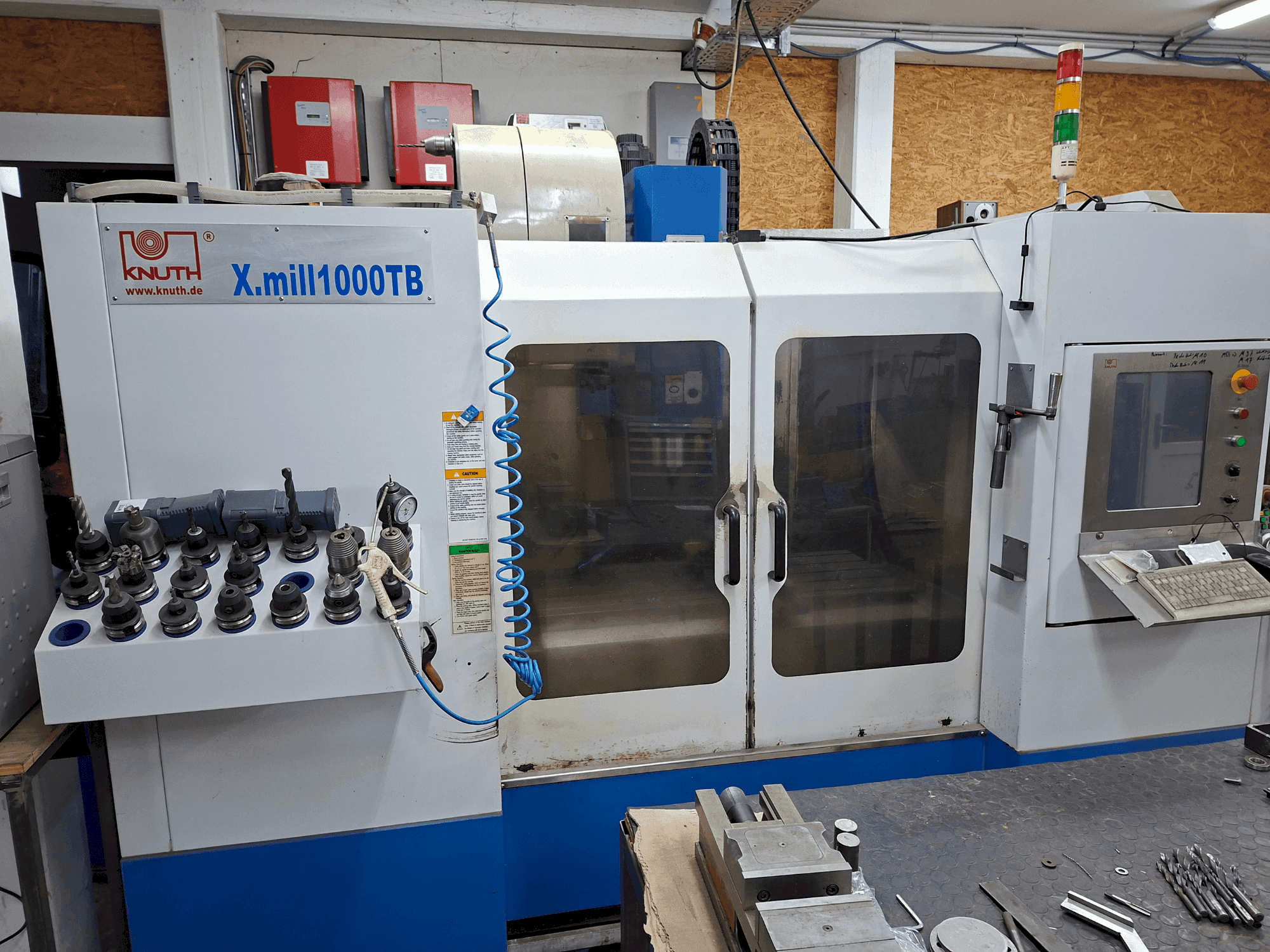 A KNUTH XMill 1000 TB gép elölnézete