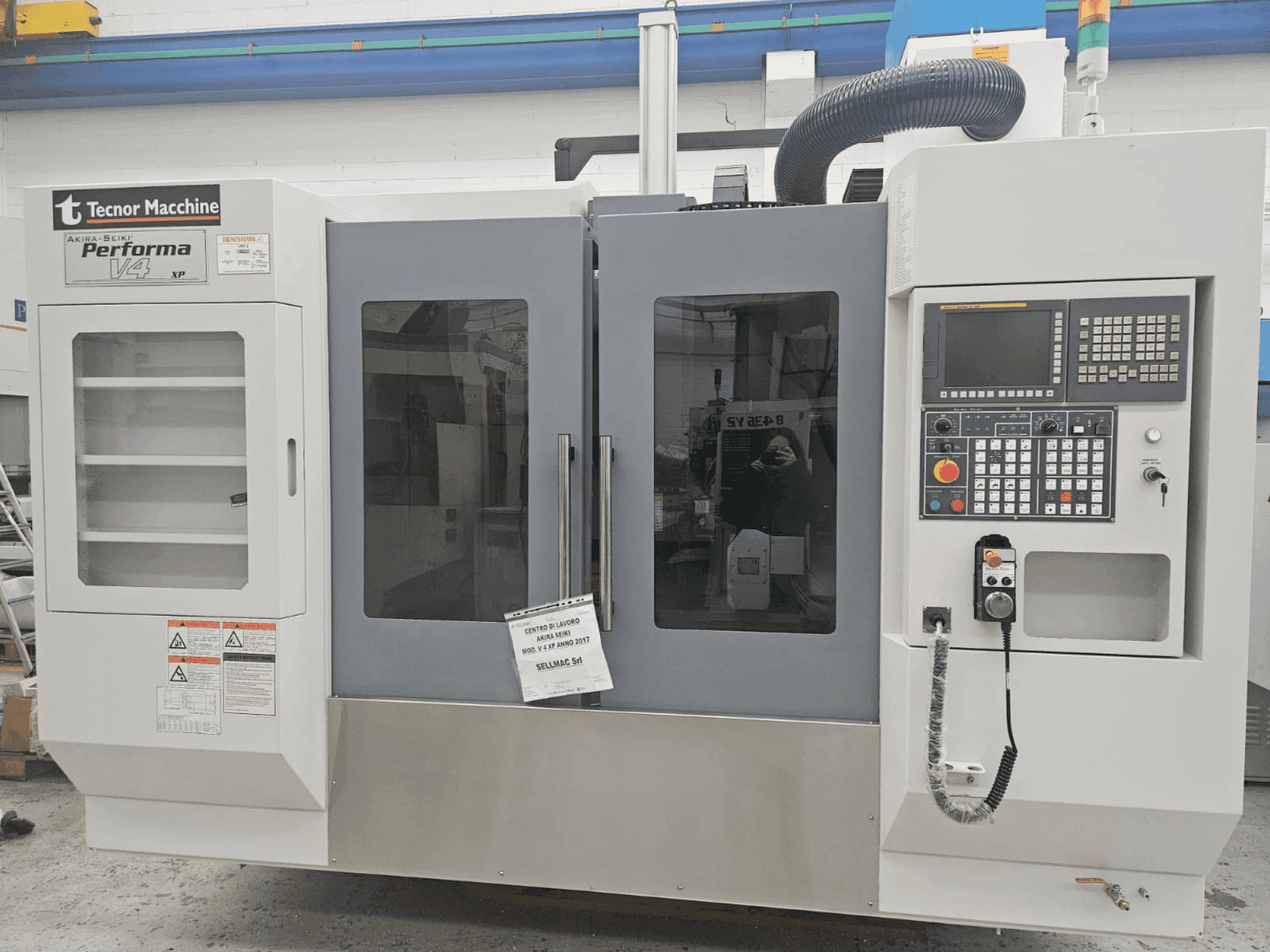 A Akira Seiki Performa V 4 XP gép elölnézete