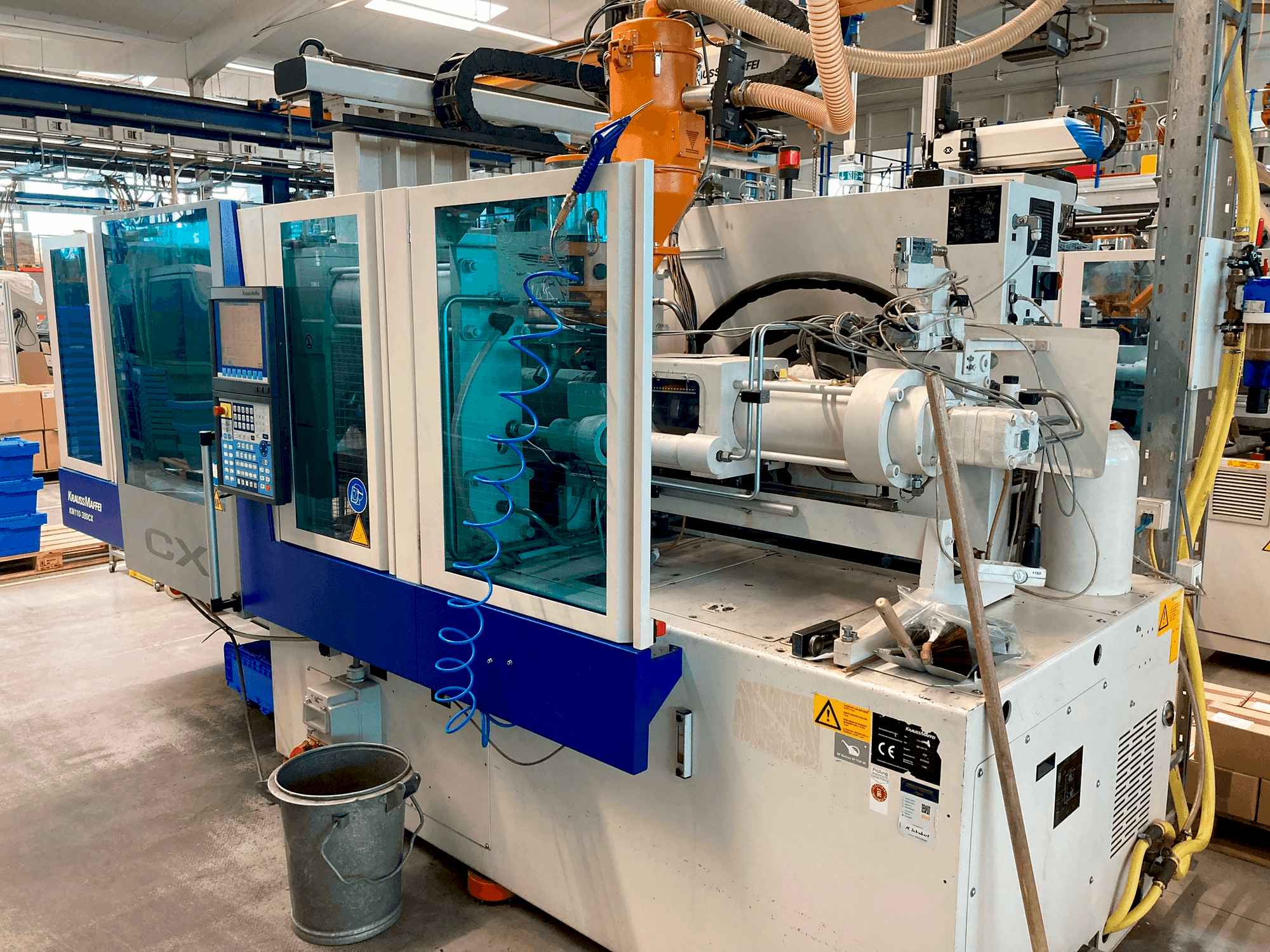 A Krauss Maffei 110–380 CX gép elölnézete