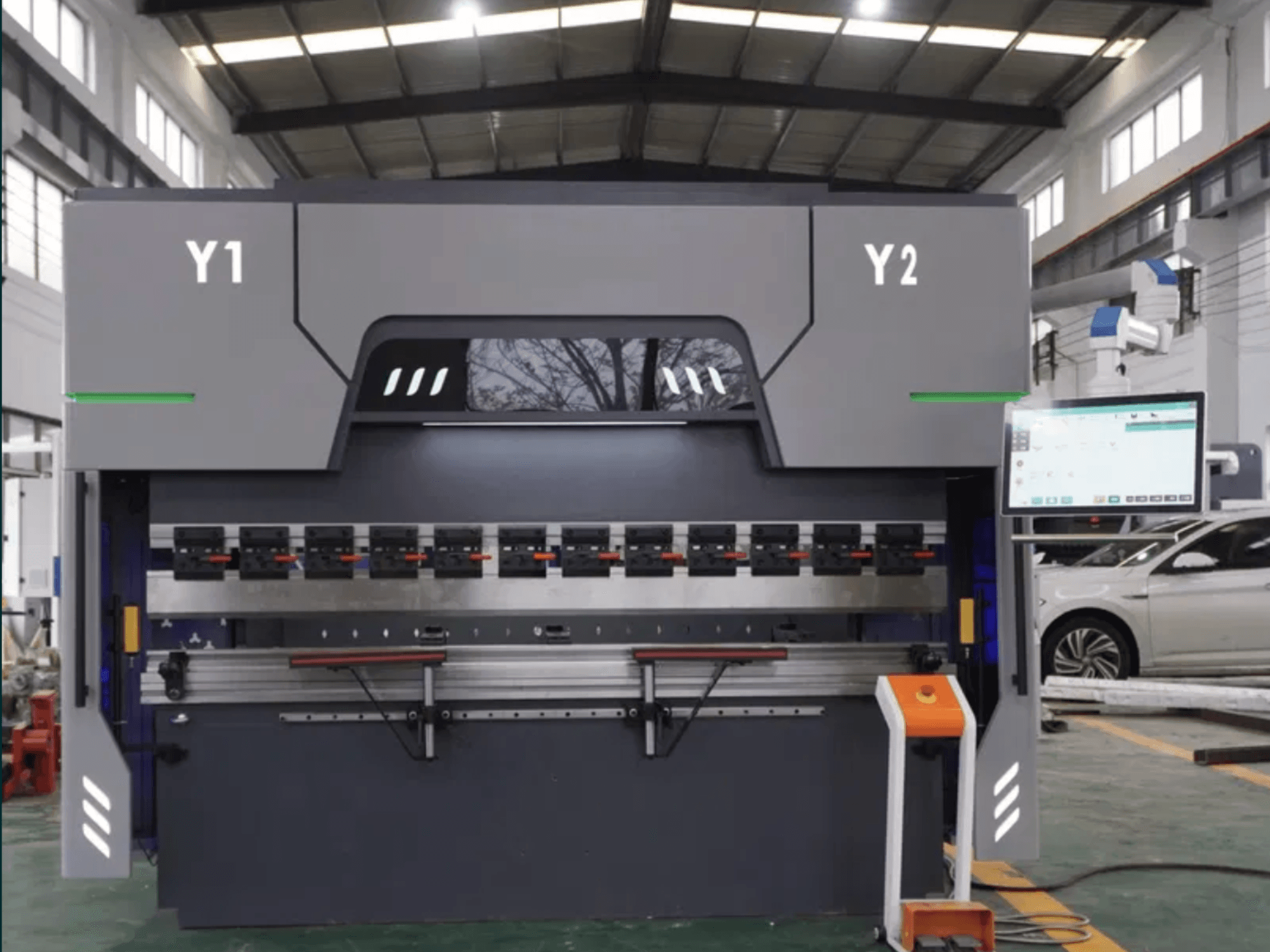 A DAMAMT WC67K 63T/2500 CNC hajlítógép elölnézete, amelyen látható a vezérlőpanel, a hajlítószerszámok és a fémváz.