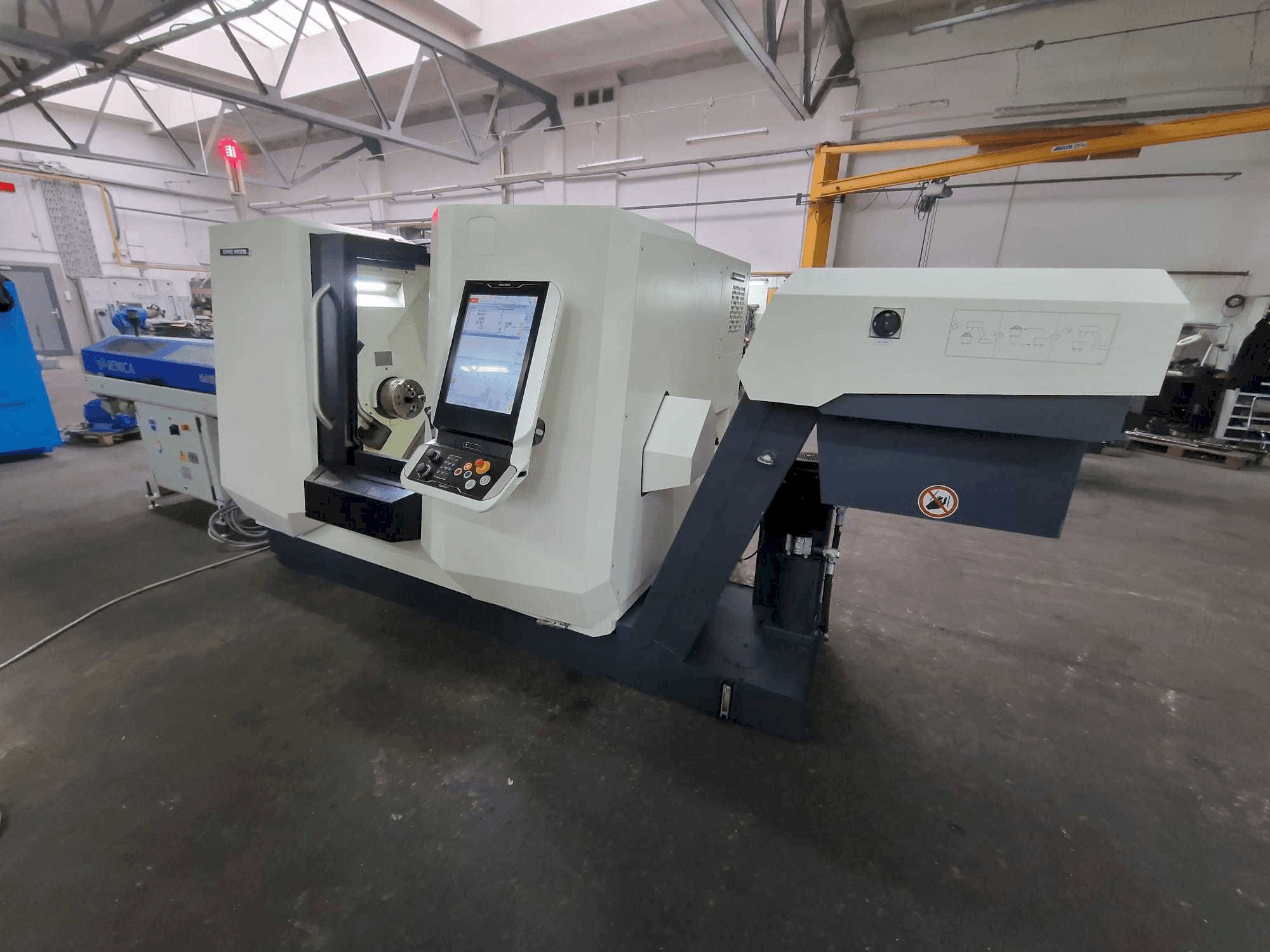 A DMG MORI CLX 350 V6 gép elölnézete