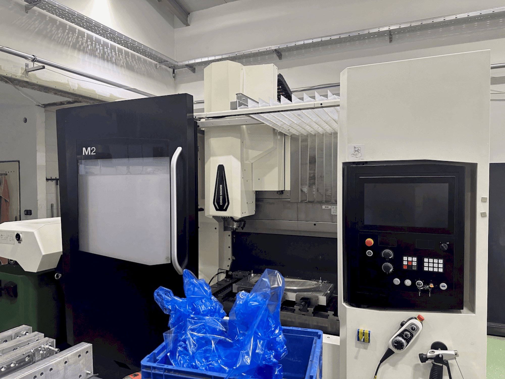 A DMG MORI M2 Pro gép elölnézete