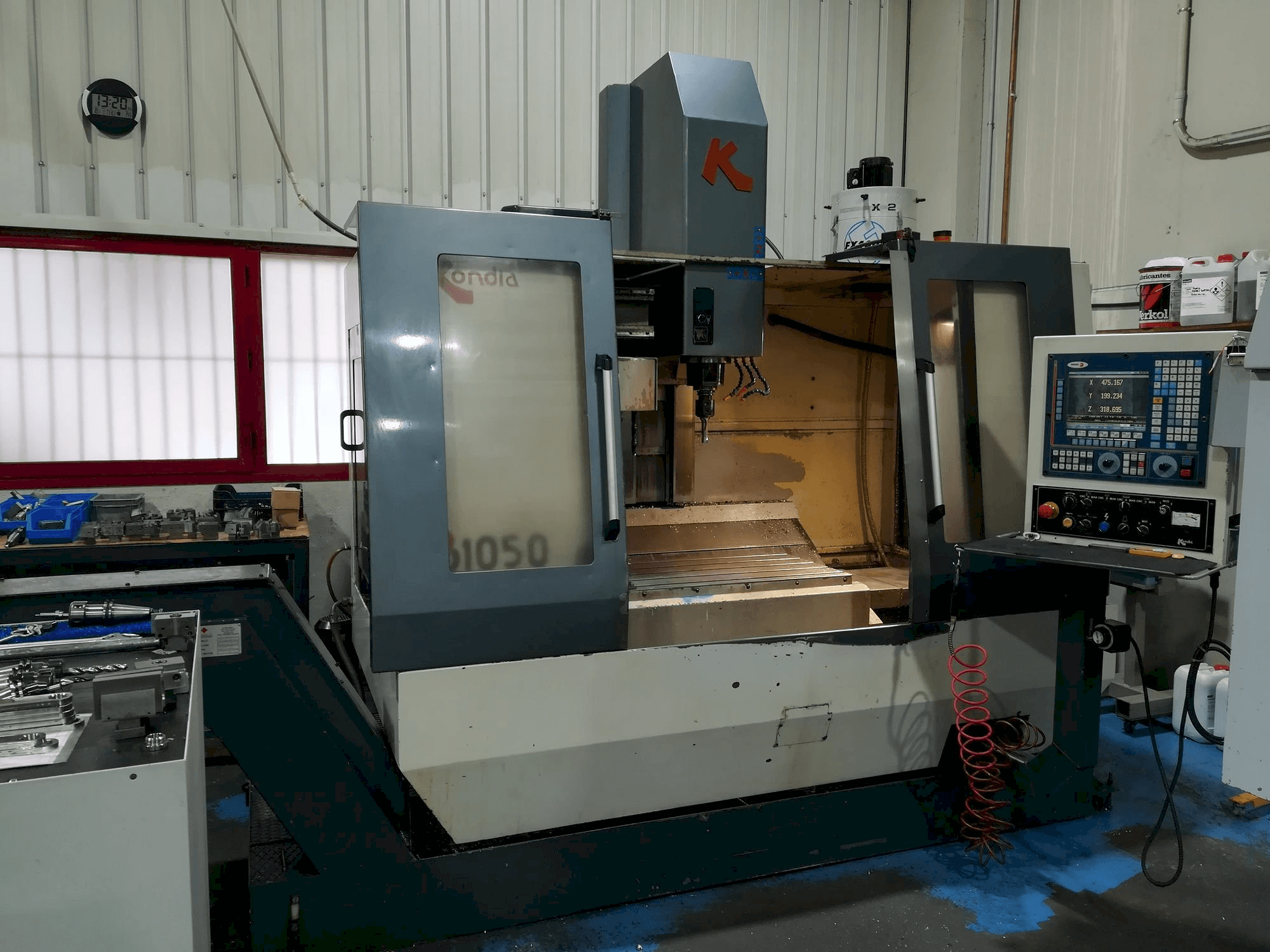 A KONDIA B1050 gép elölnézete