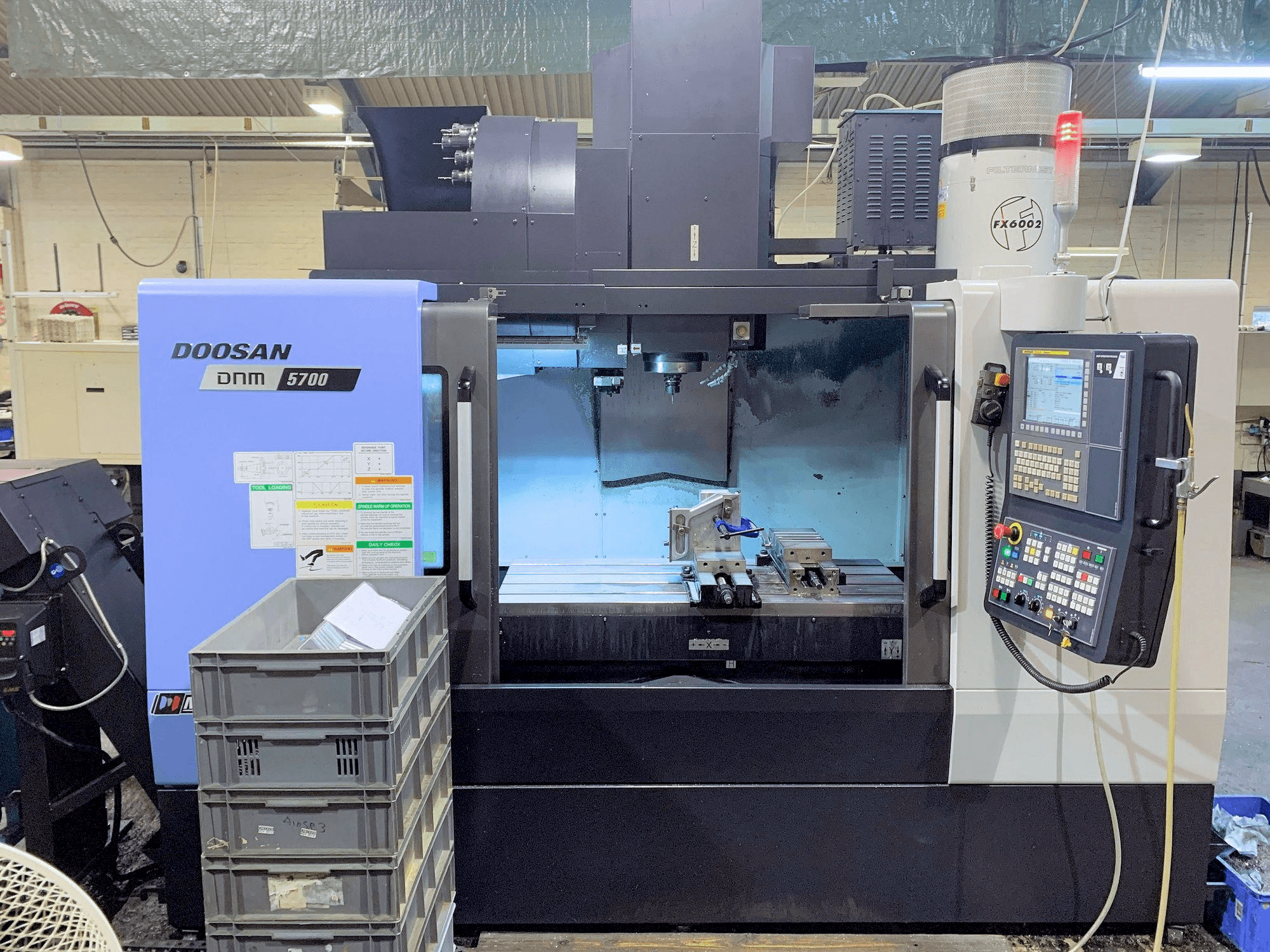 A Doosan DNM 5700 gép elölnézete