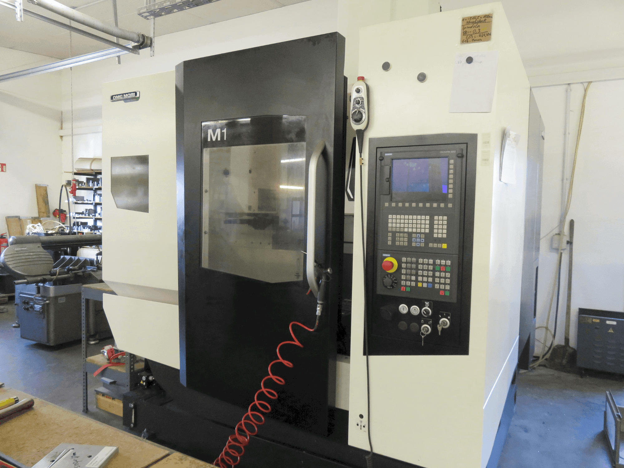 A DMG MORI M1 gép elölnézete