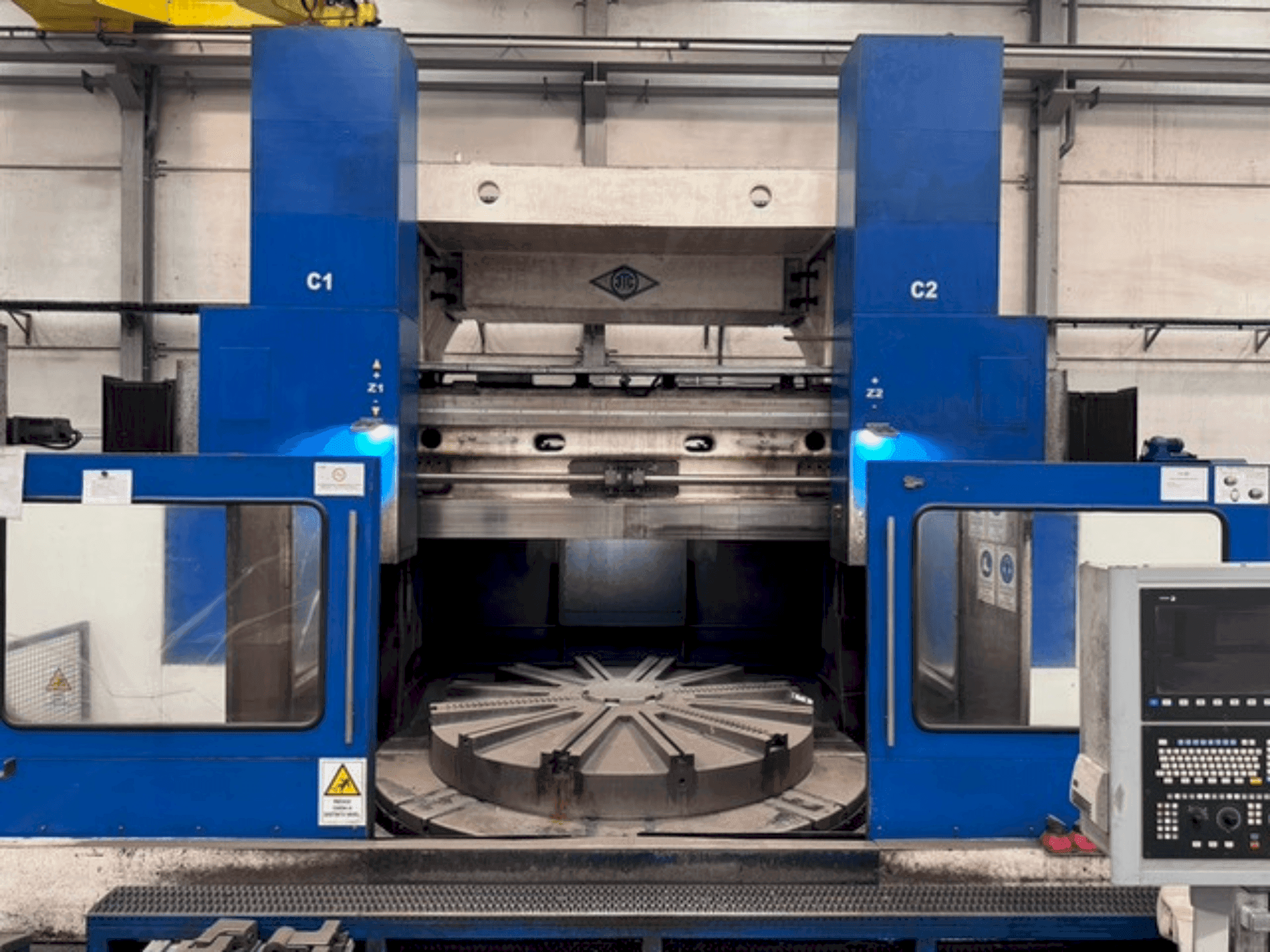 A KOLOMNA 1532T gép elölnézete